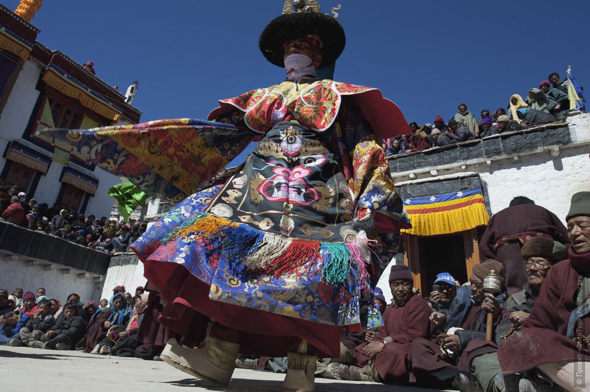 Фотография монаха-ламы, исполняющего Танец Цам, монастырь Сток, фототур в Ладакх.