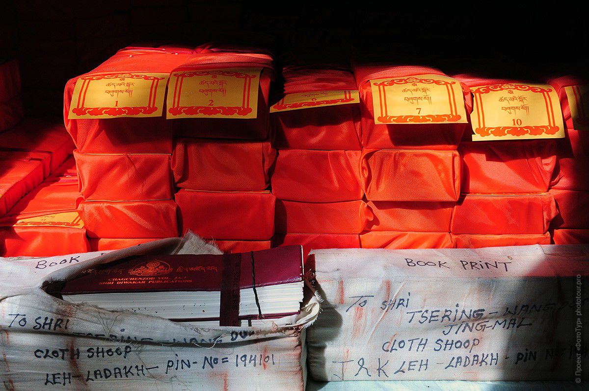Фотография тибетских книг в Монастыре Sachukul. Фототур к озеру Пангонг - Тцо, Ладакх.