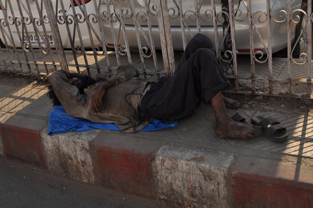 Фототур в Индию: мужчина, спящий на улице Дели. Дели+фото.