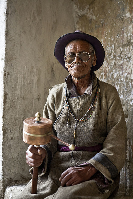 Фототур в Ладакх: старый тибетец с молитвенным барабаном. Ладакх+фото.