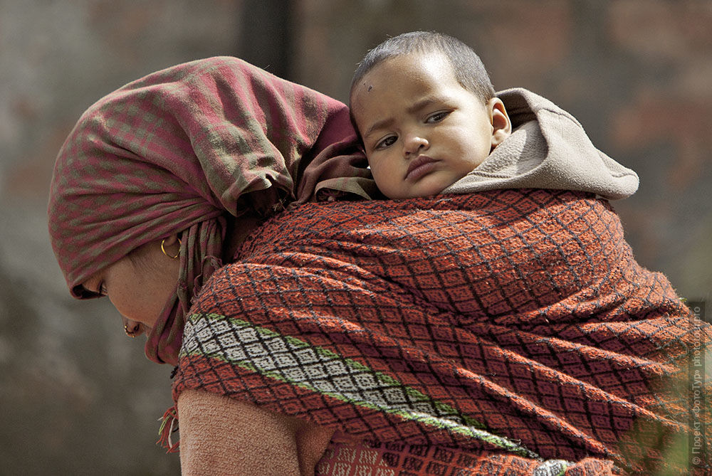 Тур в Ладакх: тибетская женщина с ребенком. Ладакх+фото.