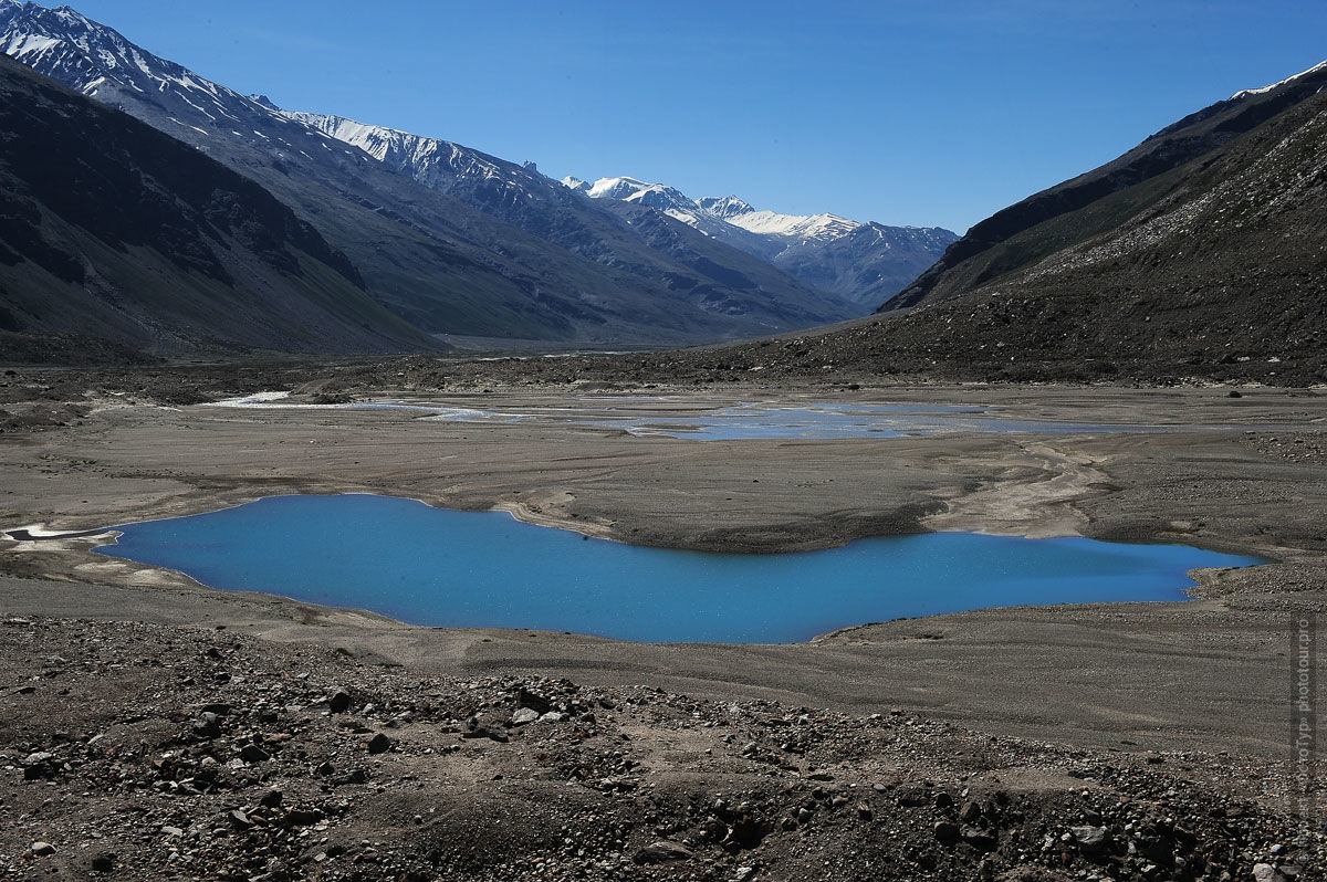 Ледниковой озеро близ Drang Drung Glacier, Занскар. Фототуры в Занскар.