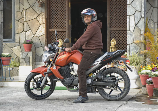 Фототур в Непал: мотоциклист в Покхаре. Покхара+фото.