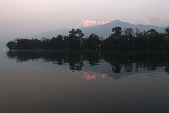 Фототур в Непал: рассвет на озере Фева, Покхара. Покхара+фото.