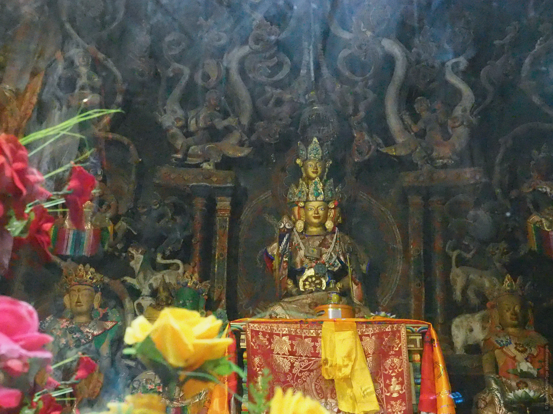 Авалокитешвара в глубине Храма Переводчики Алчи Гонпы.
