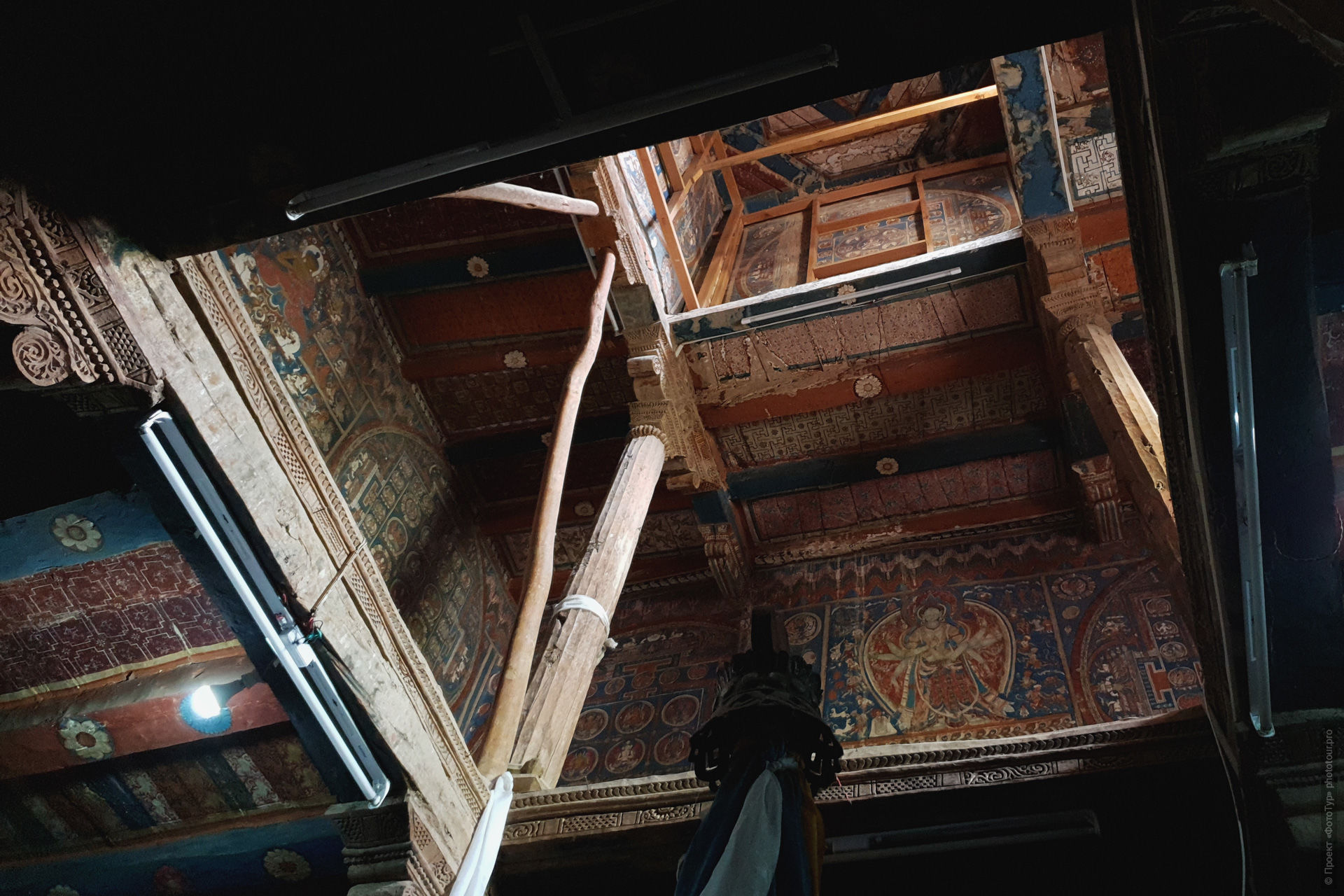 Второй этаж гонпы Сумцек в монастыре Алчи, Ладакх, Х век н.э.