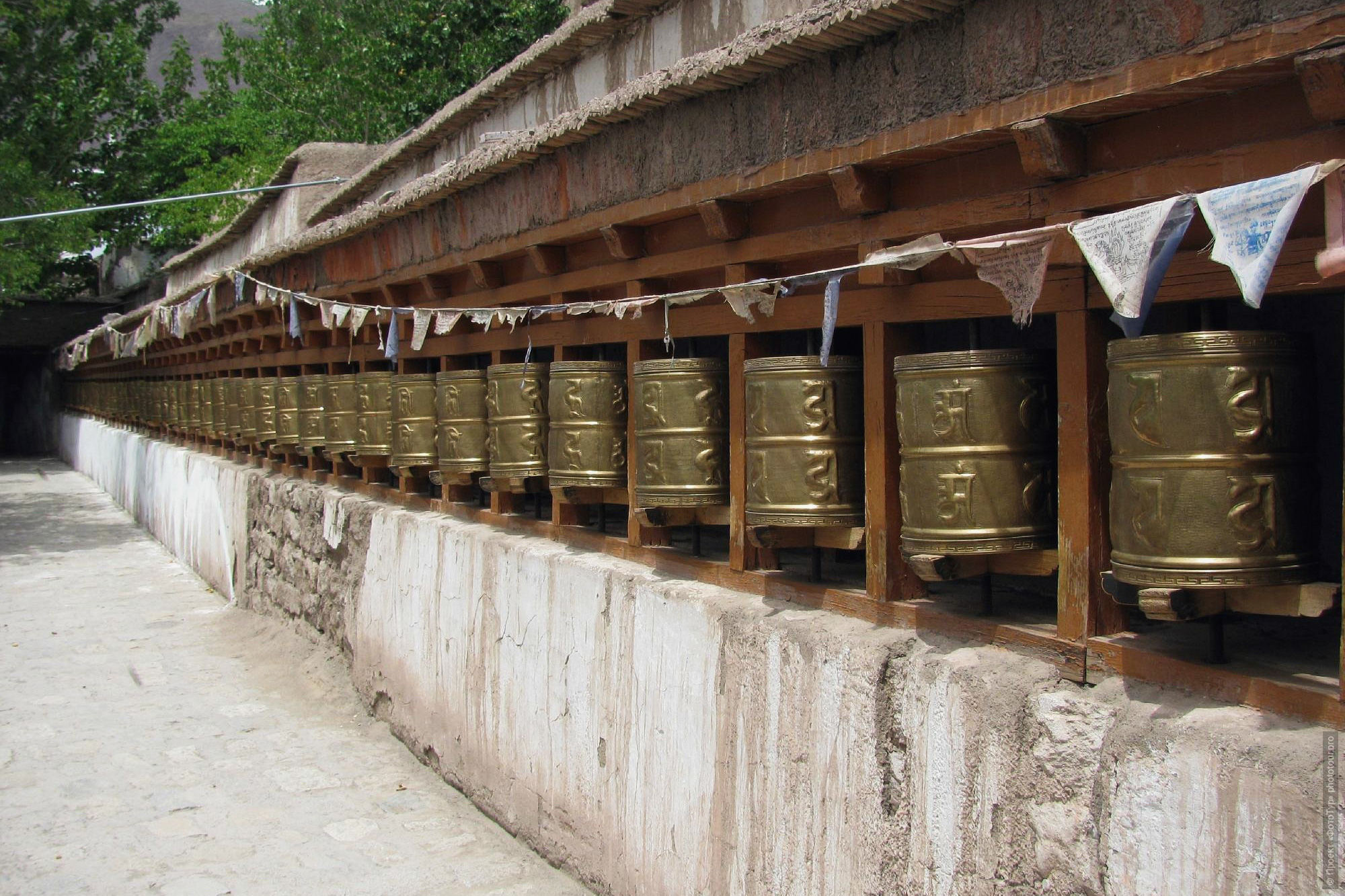 Молитвенные барабаны в буддийском монастыре Алчи Гонпа, Ладакх, Гималаи, Северная Индия.