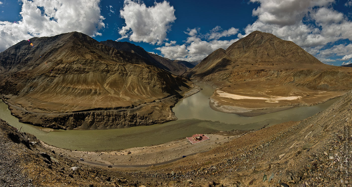 The confluence of the Hindu and Zanskar rivers, Ladakh Valley. Tour Tibet Lakeside Advertising: Alpine lakes, geyser valley, Lamayuru, Colored Mountains, 01 - 10.09. 2023 year.