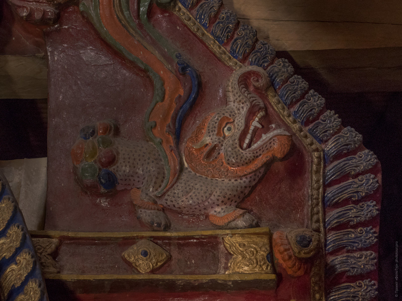 Барельф Макары в буддийском монастыре Басго Гонпа, Ладакх, Северная Индия.