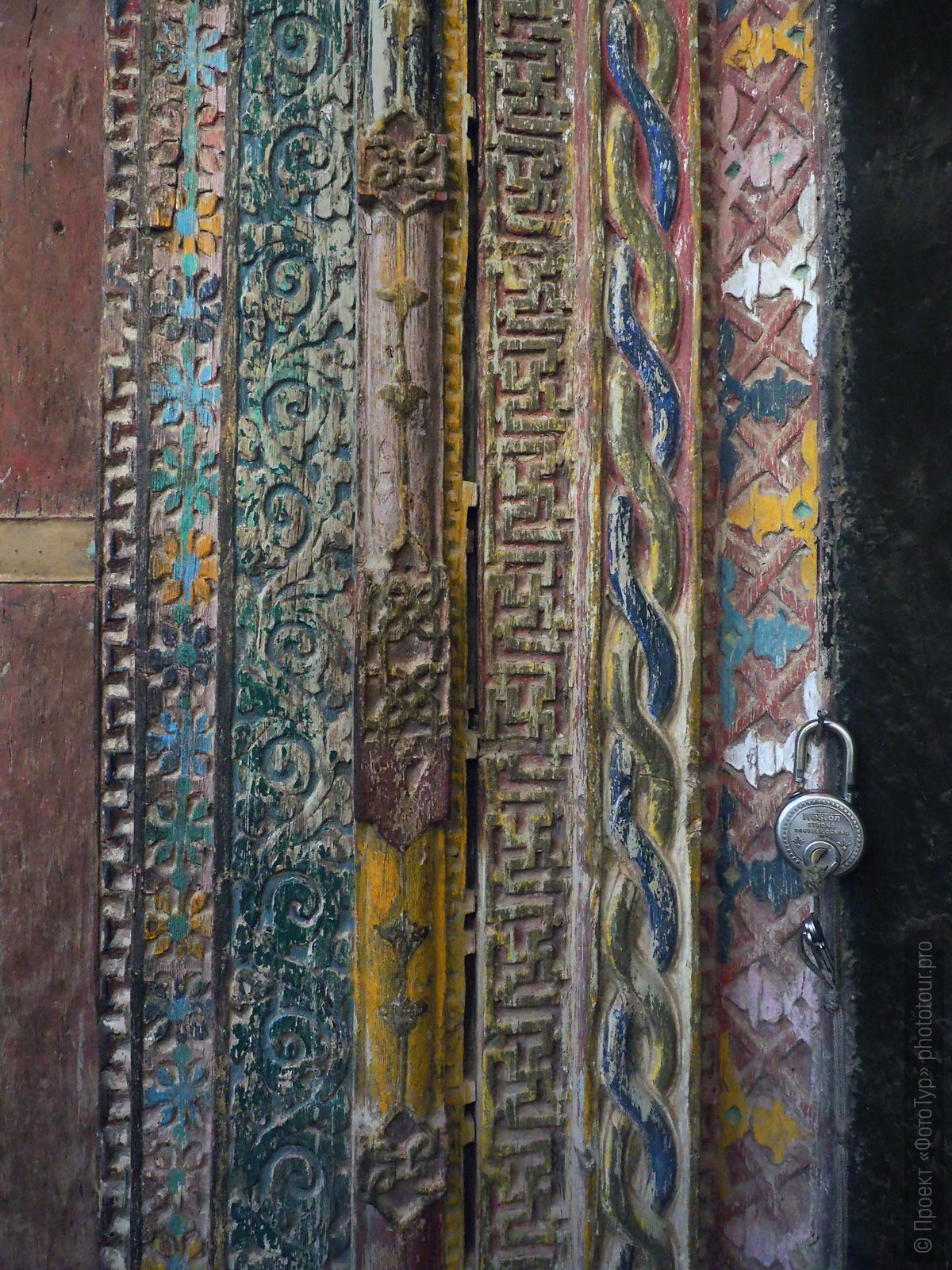 Резные деревянные двери буддийского монастыря Басго Гонпа.