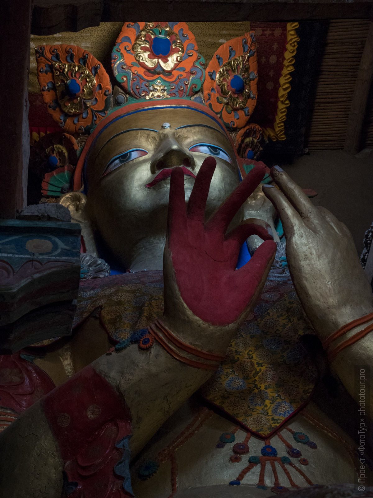 Фигура Будда Матрейя в буддийском монастыре Басго Гонпа, Ладакх.