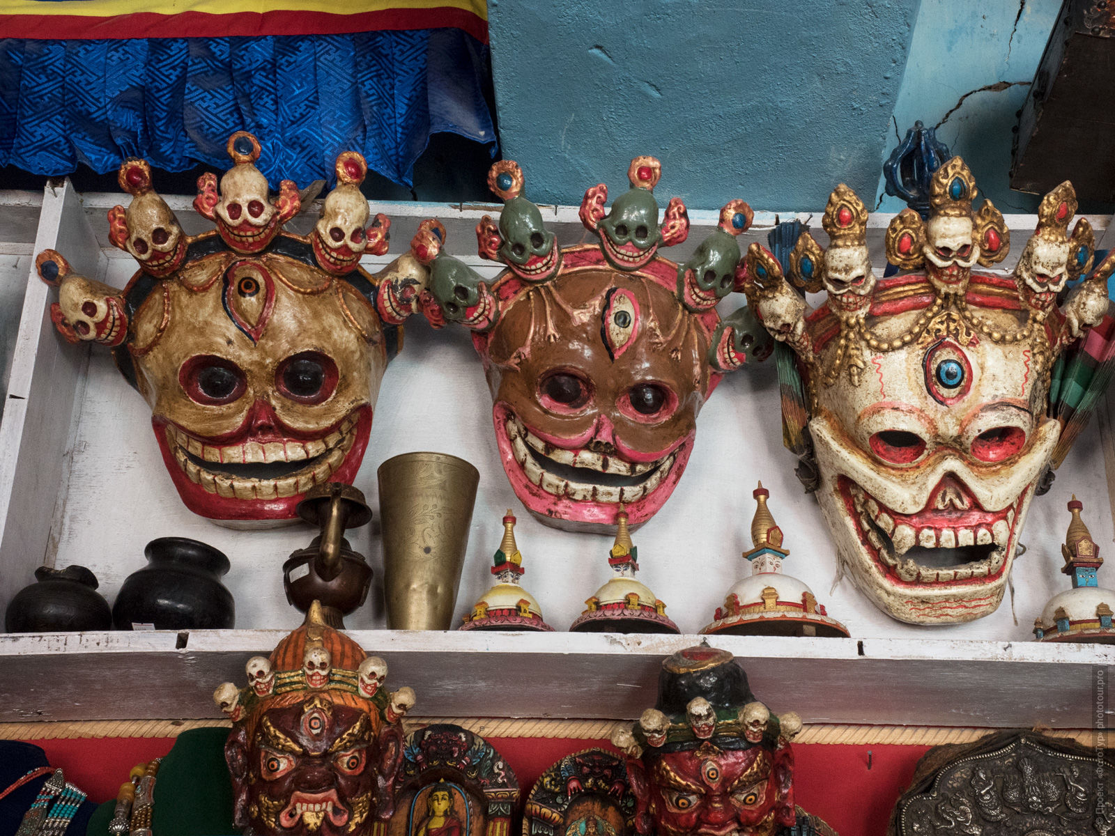 Буддийские сувениры в магазинах деревни Алчи, Ладакх, Северная Индия.