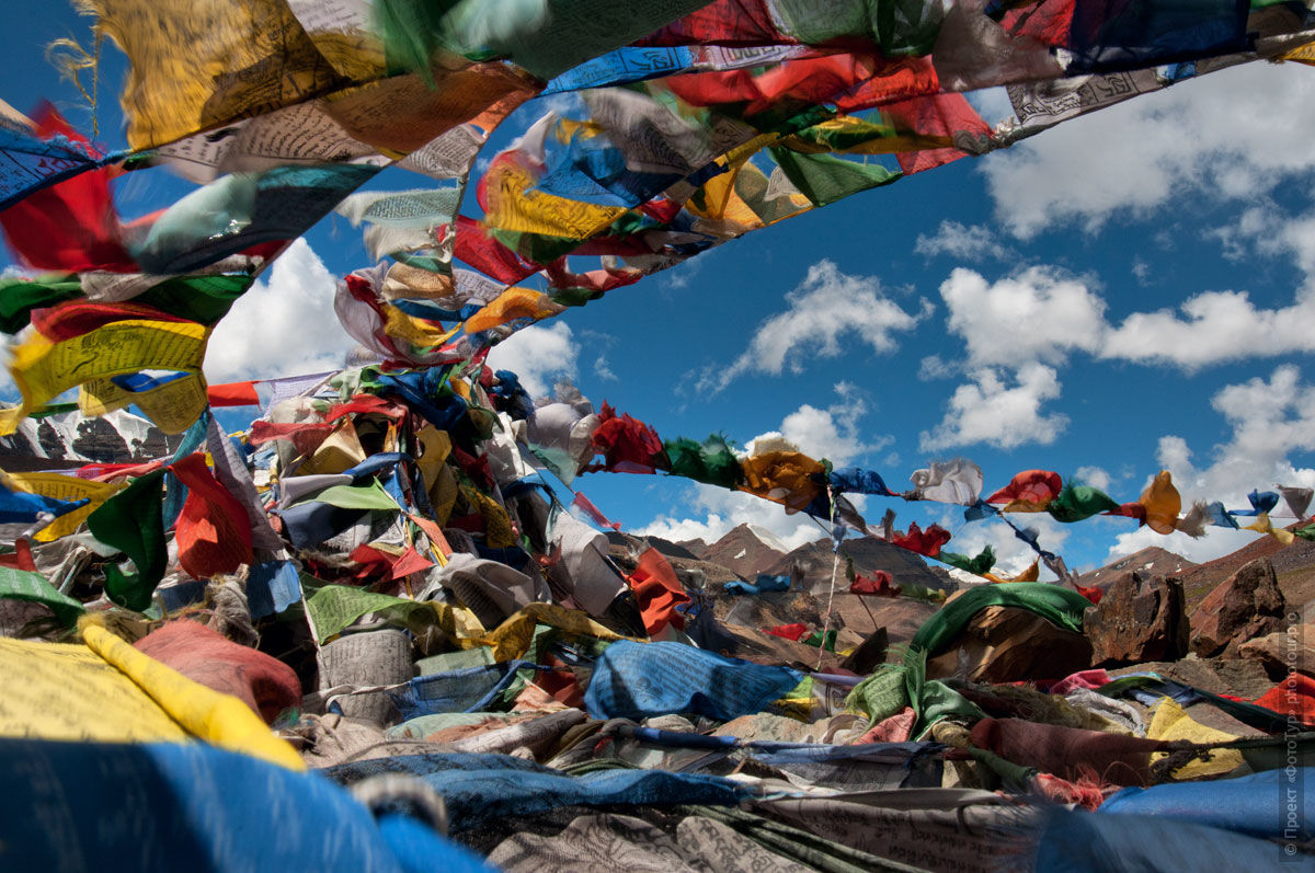 Буддийские молитвенные флаги Лунг Та, Ладакх, Гималаи, северная Индия.