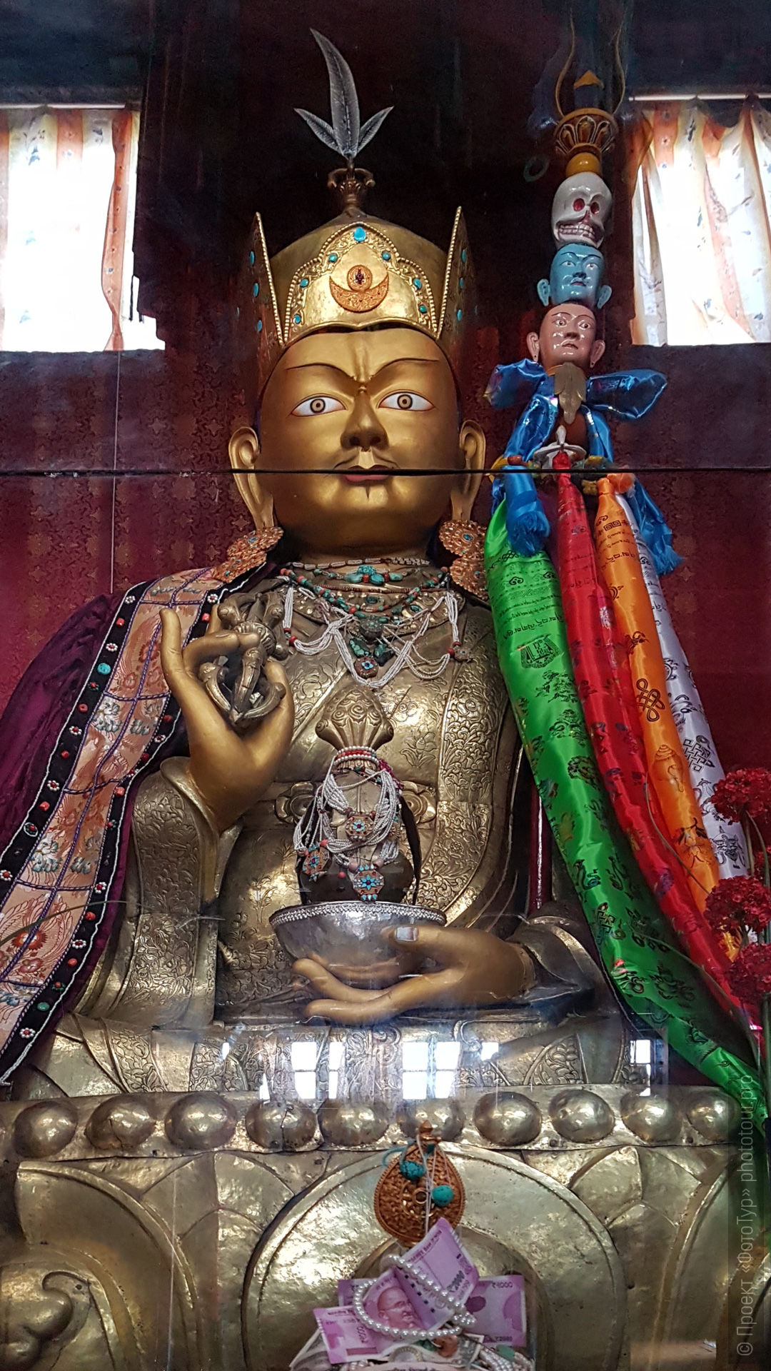 Гуру Падмасамбхава в буддийском монастыре Чамрей, Ладакх, Гималаи, Северная Индия.