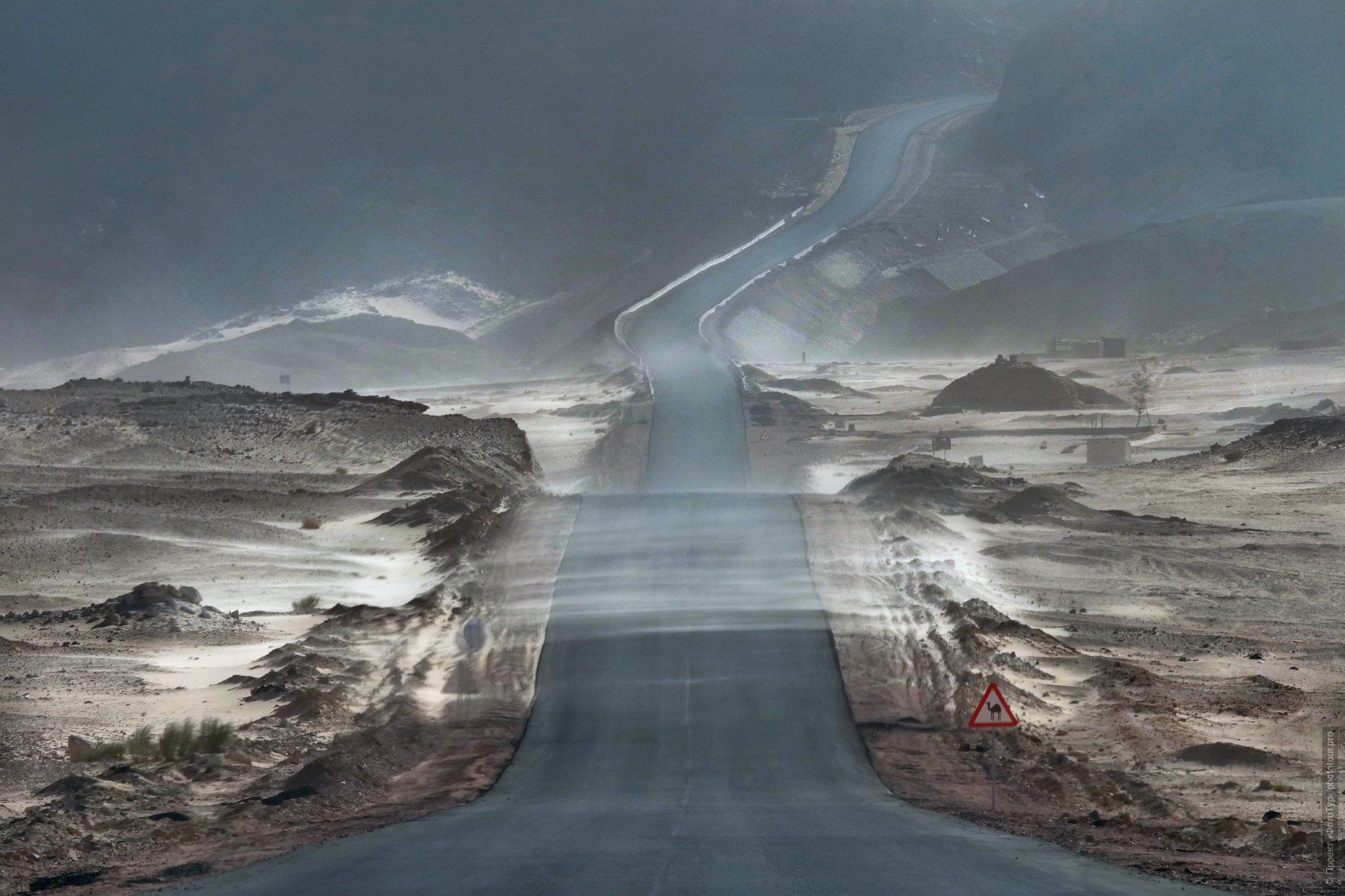 Дорога в Дахаб, в пыльную бурю. Пустыня Синая, Синайский полуостров, Египет.
