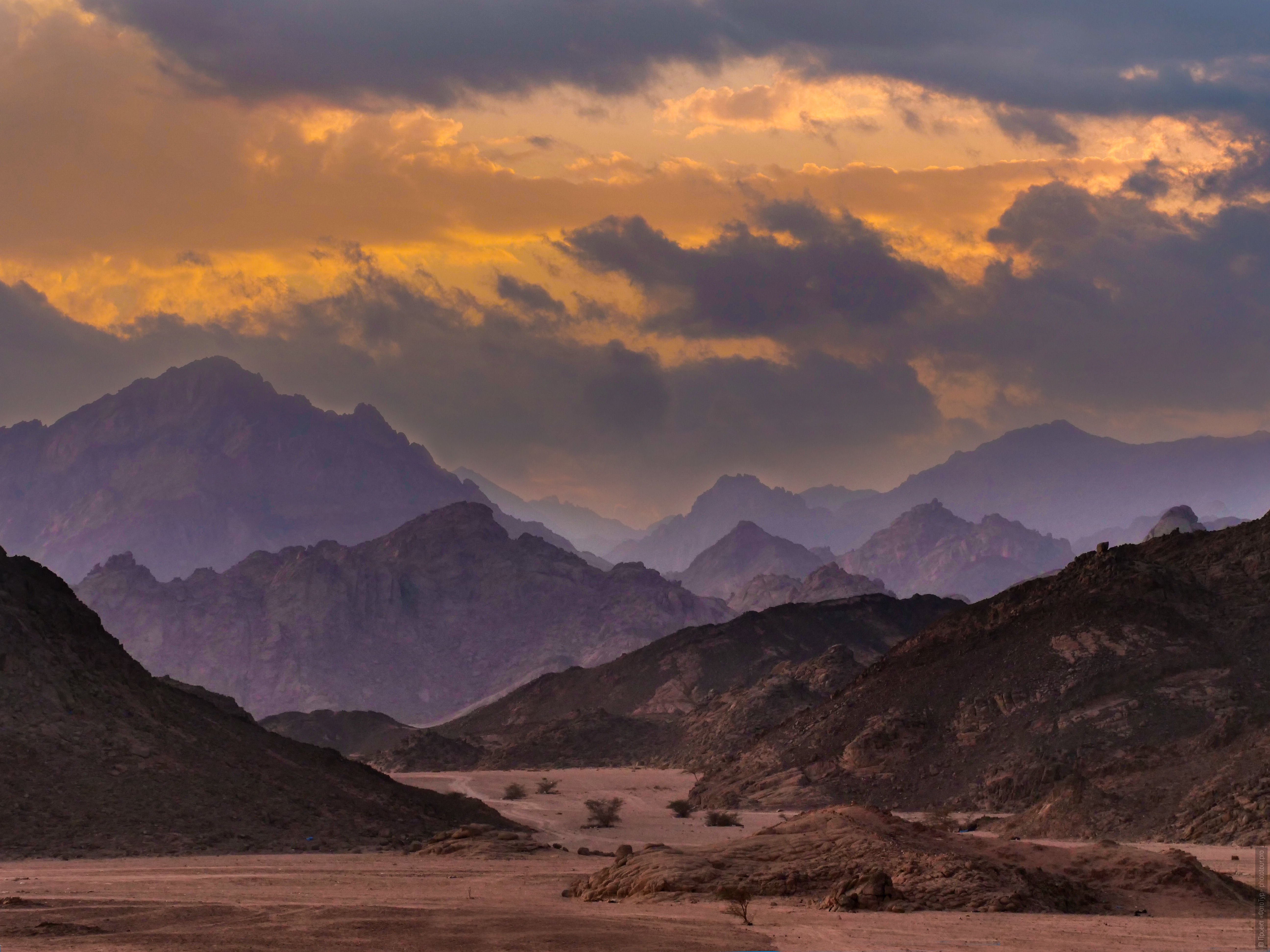 Горы Синайской Пустыни. Акварельный фототур по Синаю: Красное Море и Цветные Горы,  12 ноября - 19 ноября 2022 года.