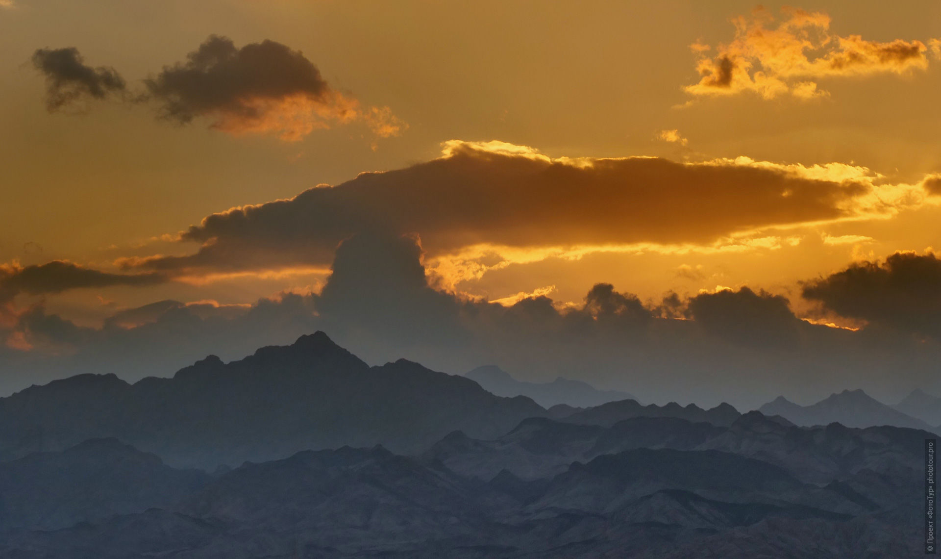 Закат над горами Дахаба, Синай, Египет.