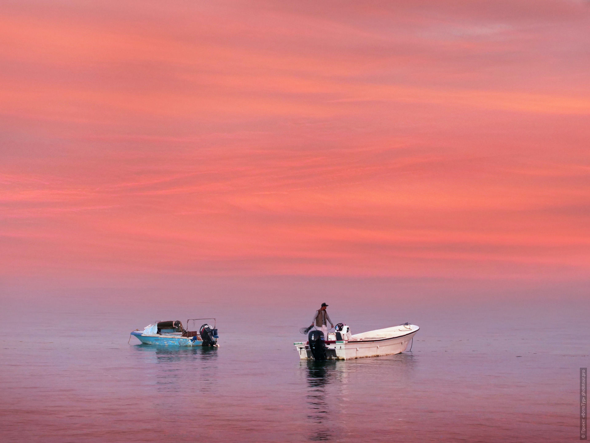 Красный закат на Красном Море в Дахабе, Синай.