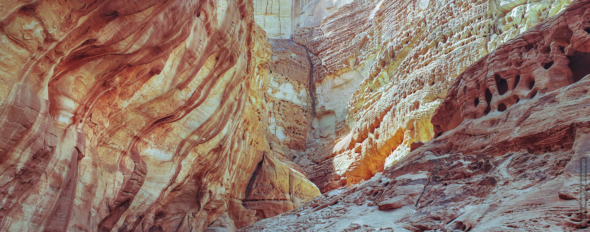 Цветная стена в пустыне Дахаба, приключенческий фототур/тур пустыни и горы Синая, Египет, 27 ноября - 8 декабря 2021 года.