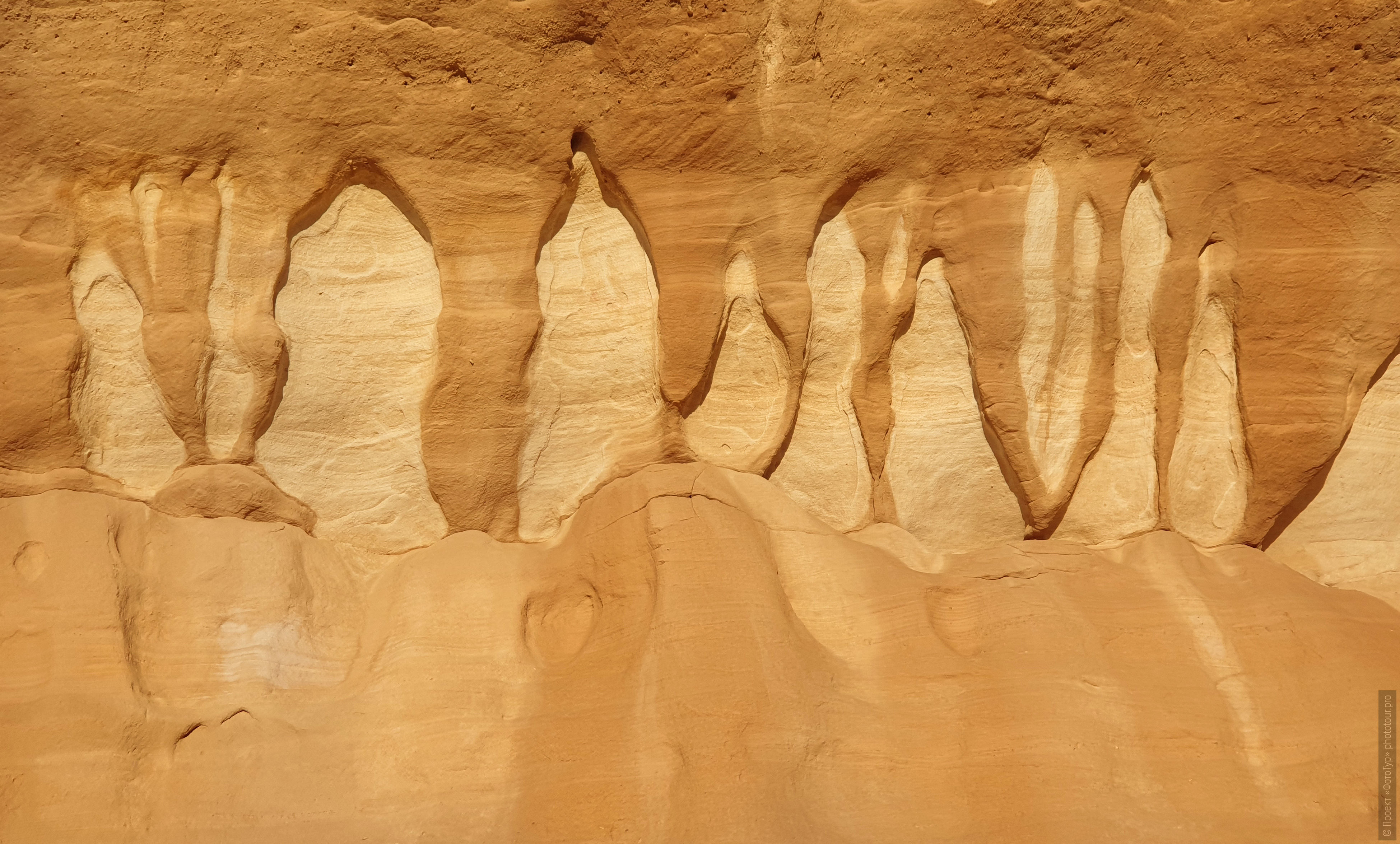 Каменные подтеки на скалах в пустыне Синая, Дахаб, Египет.