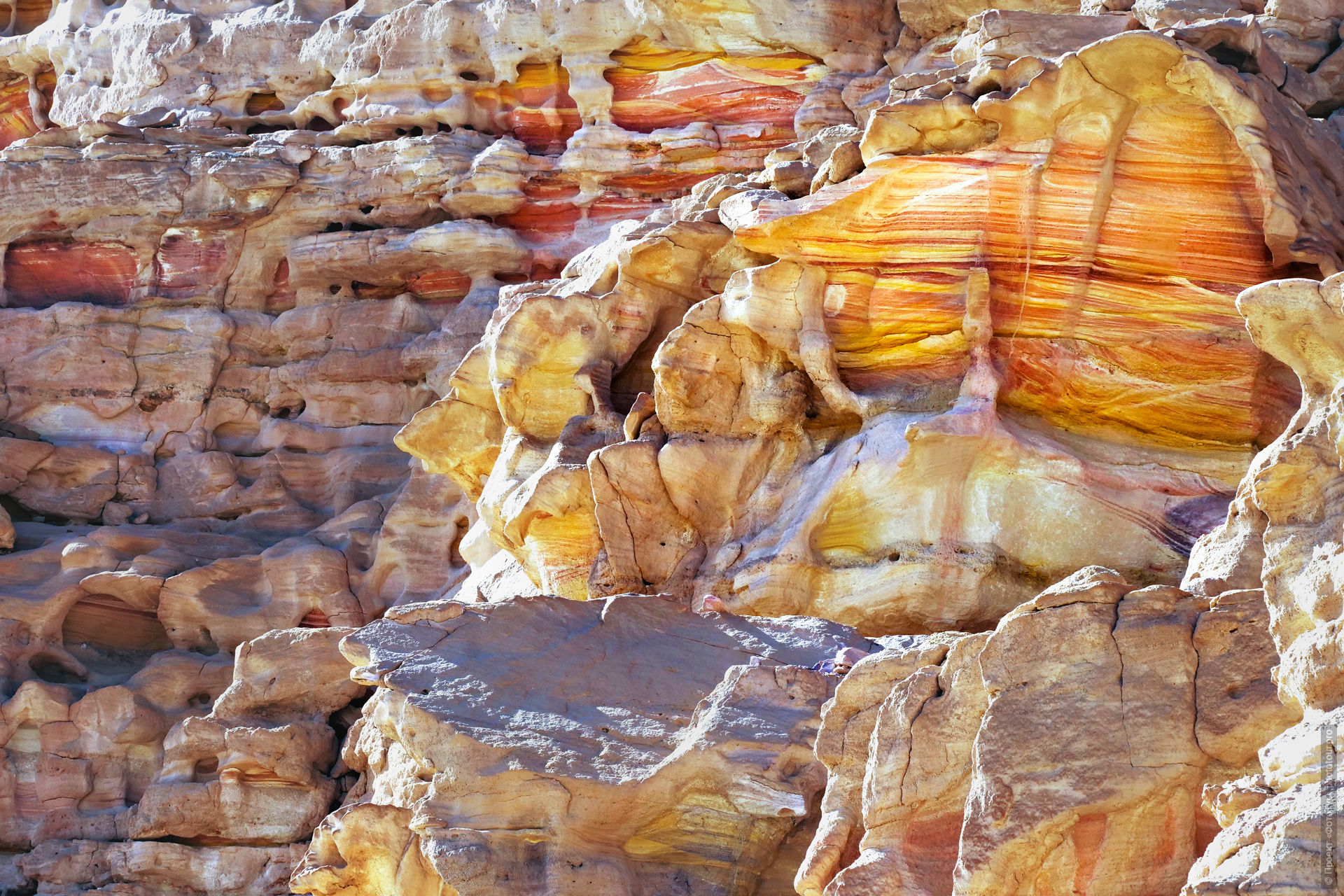 Цветные скалы в Каньоне Саляма, Египет. Йога-тур в Синай.