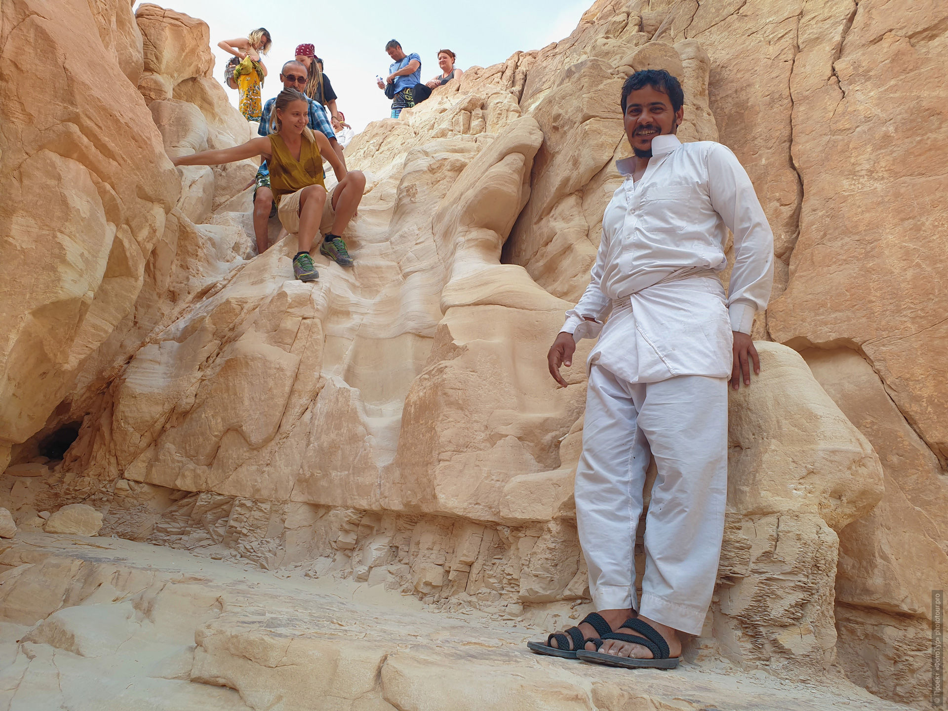 Подстраховка гида при спуске в Белый Каньон из Дахаба, Синайская Пустыня, Египет.