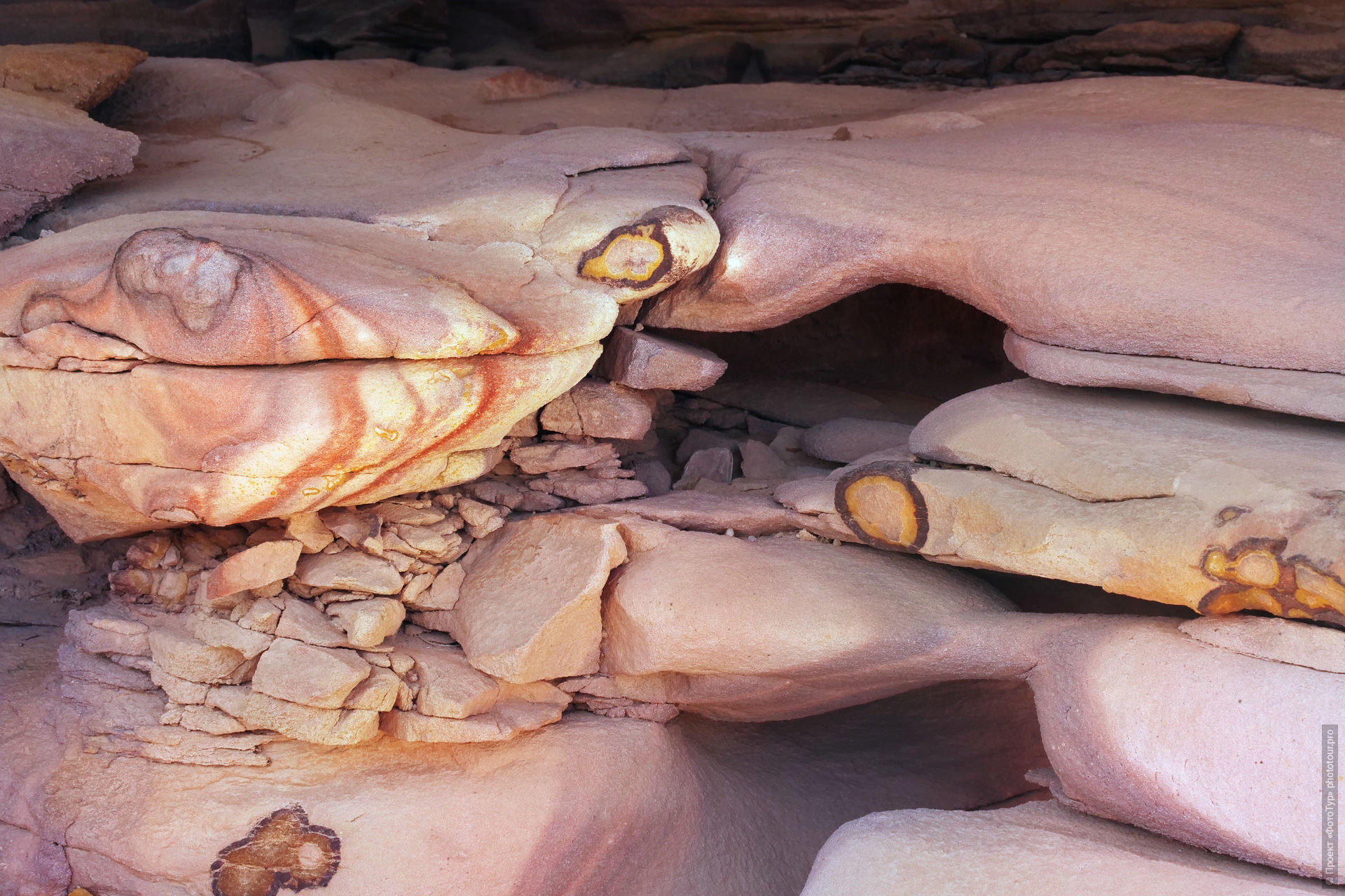 Розовые каменные слои в пустыне Синая, Дахаб, Египет.