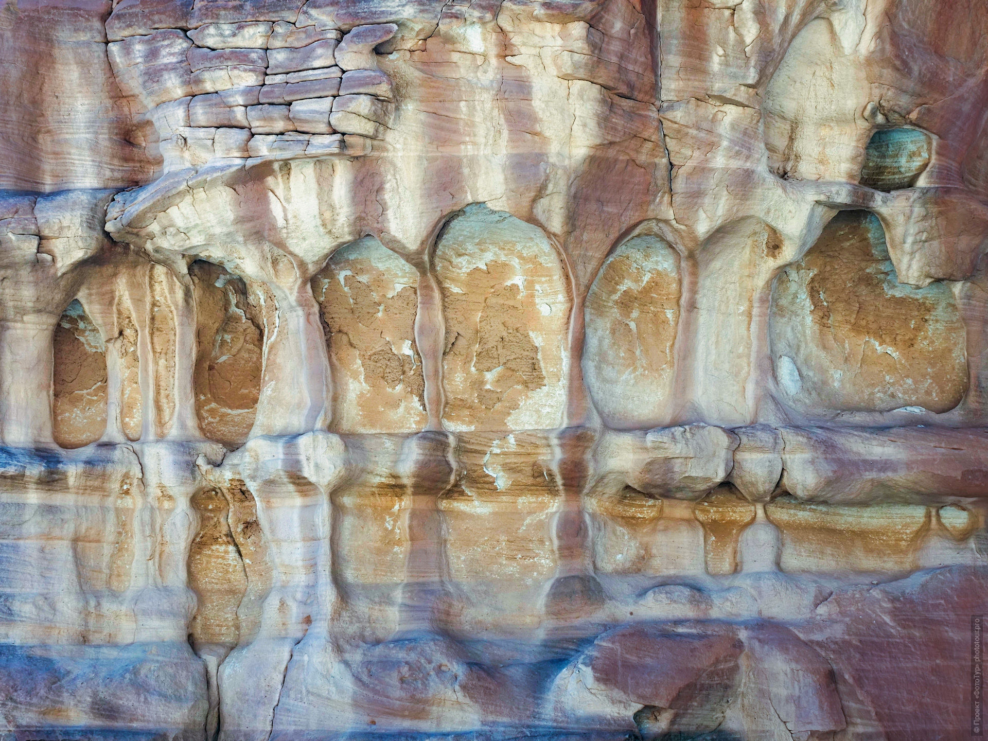 Стена песчаников в валере в Синайской Пустыне, Дахаб, Египет.