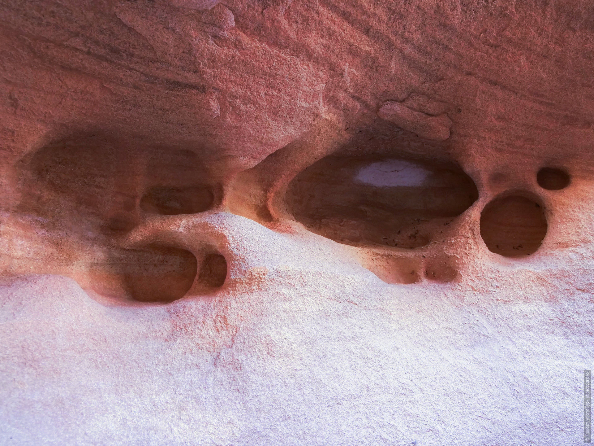 Розово-белая стена из песчаника в Синайской Пустыне, Дахаб, Египет.