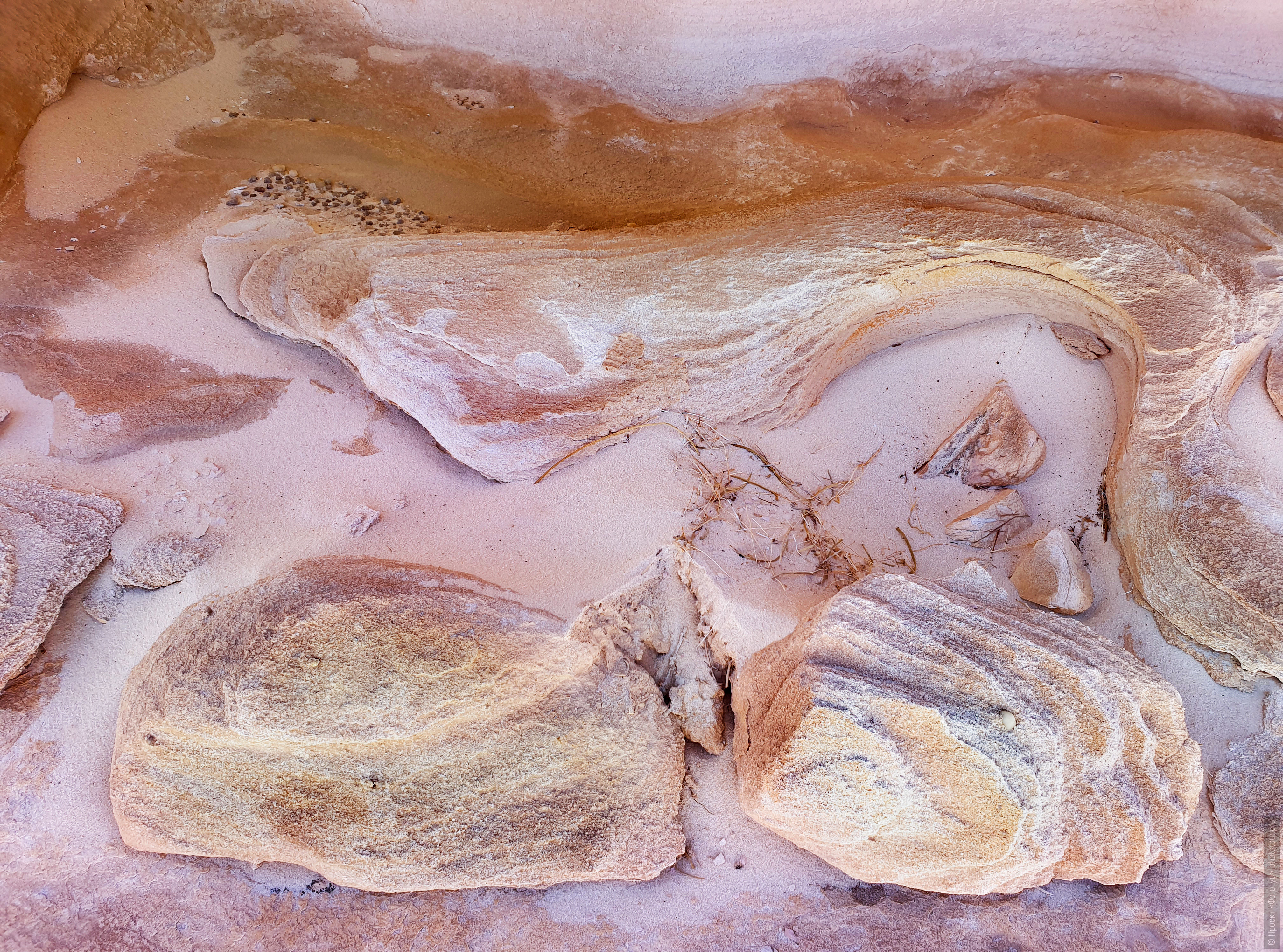 Натюрморт из ярких камней необычной формы на розовом песке в пустыне Синая, Дахаб, Египет.