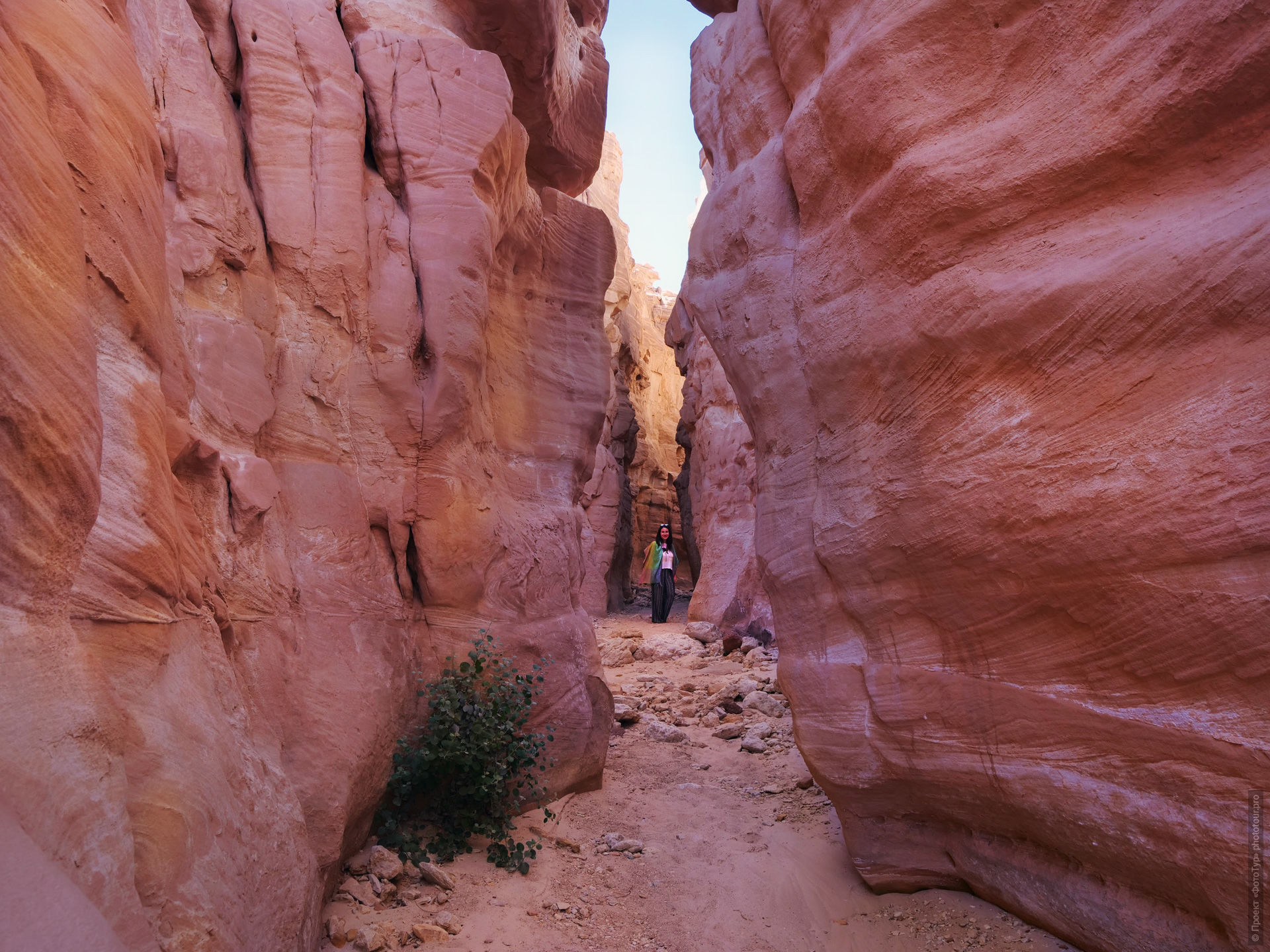 Красные стены Каньона Зигзаг, экскурсия из Дахаба, Синайская Пустыня, Египет.
