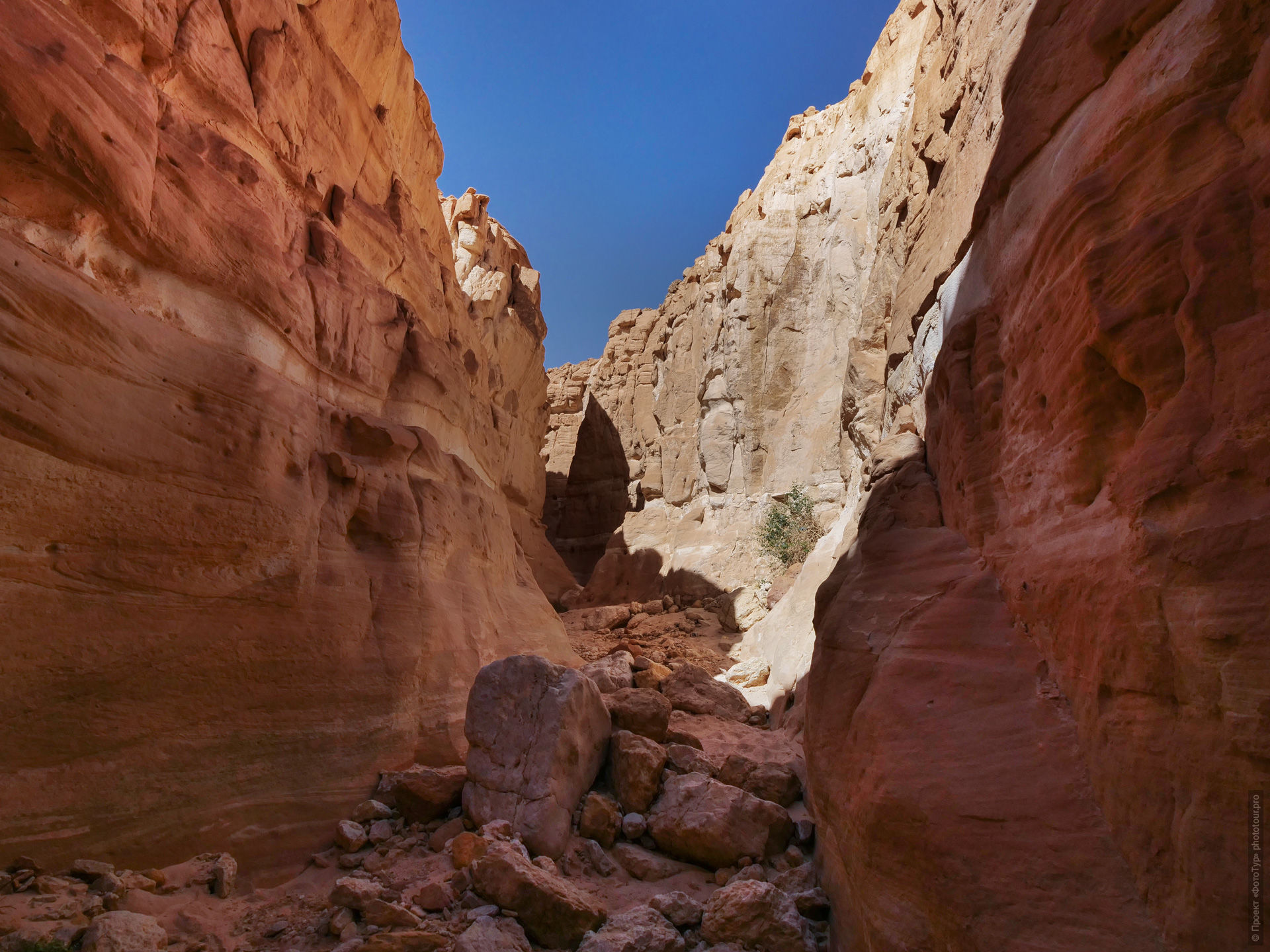 Верховья Каньона Зигзаг, экскурсия из Дахаба, Синайская Пустыня, Египет.
