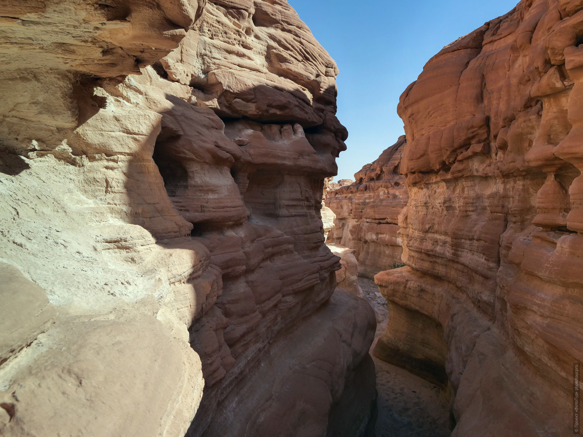 Формы выветривания Каньона Зигзаг, экскурсия из Дахаба, Синайская Пустыня, Египет.