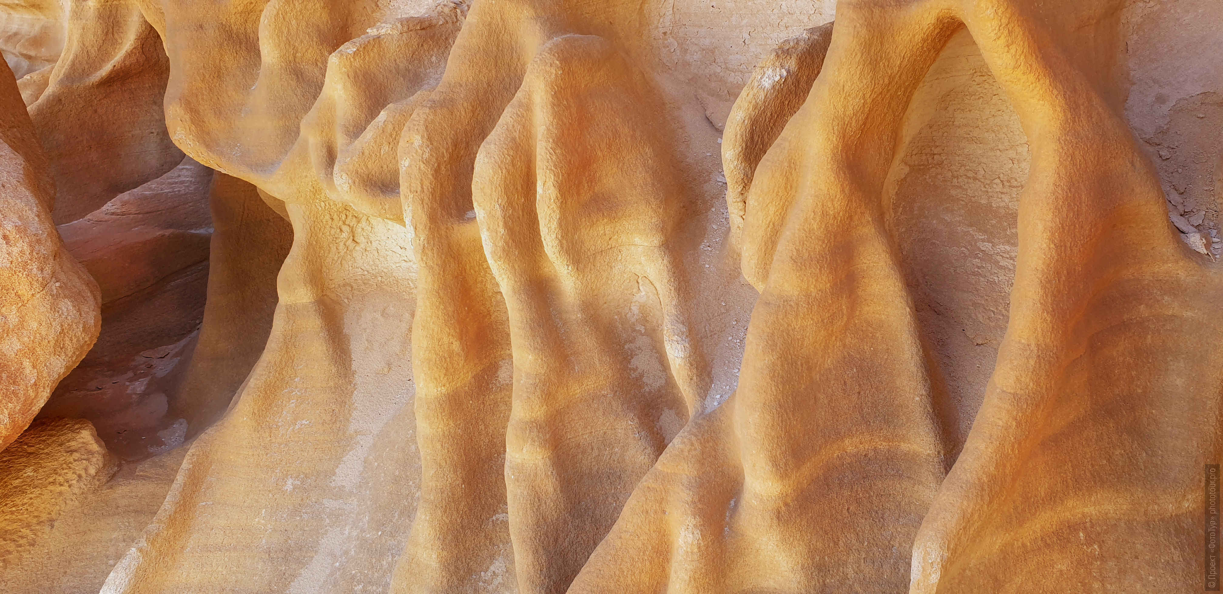 Облизанные скальные выступы Истуканы в пустыне Синая, Дахаб, Египет.