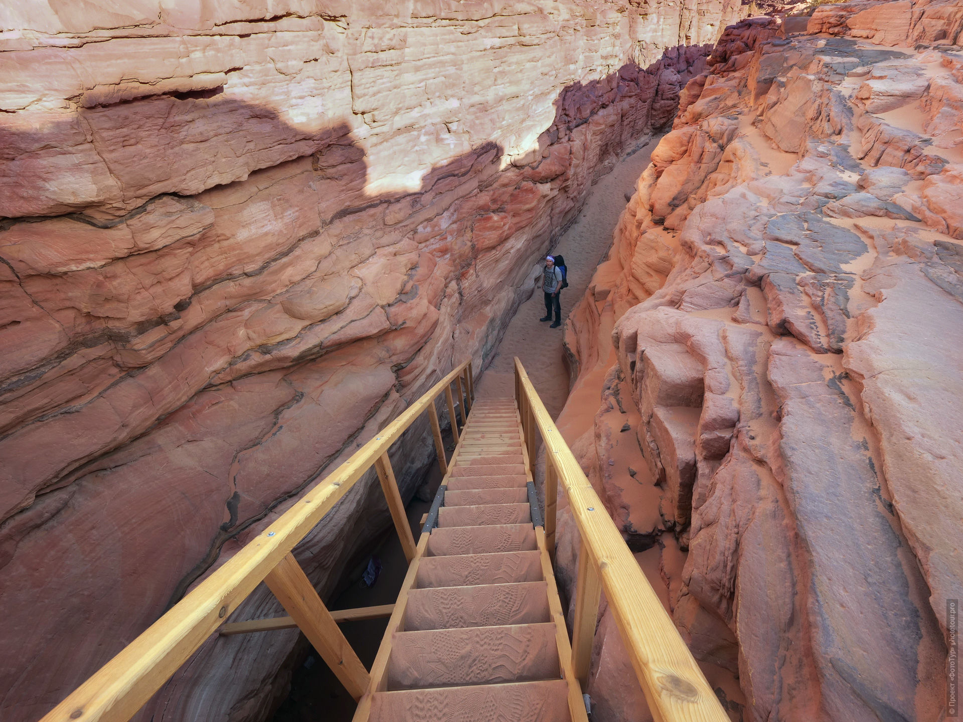 Верхняя деревянная лестница в Розовом Каньоне, экскурсия из Дахаба, Синай, Египет.