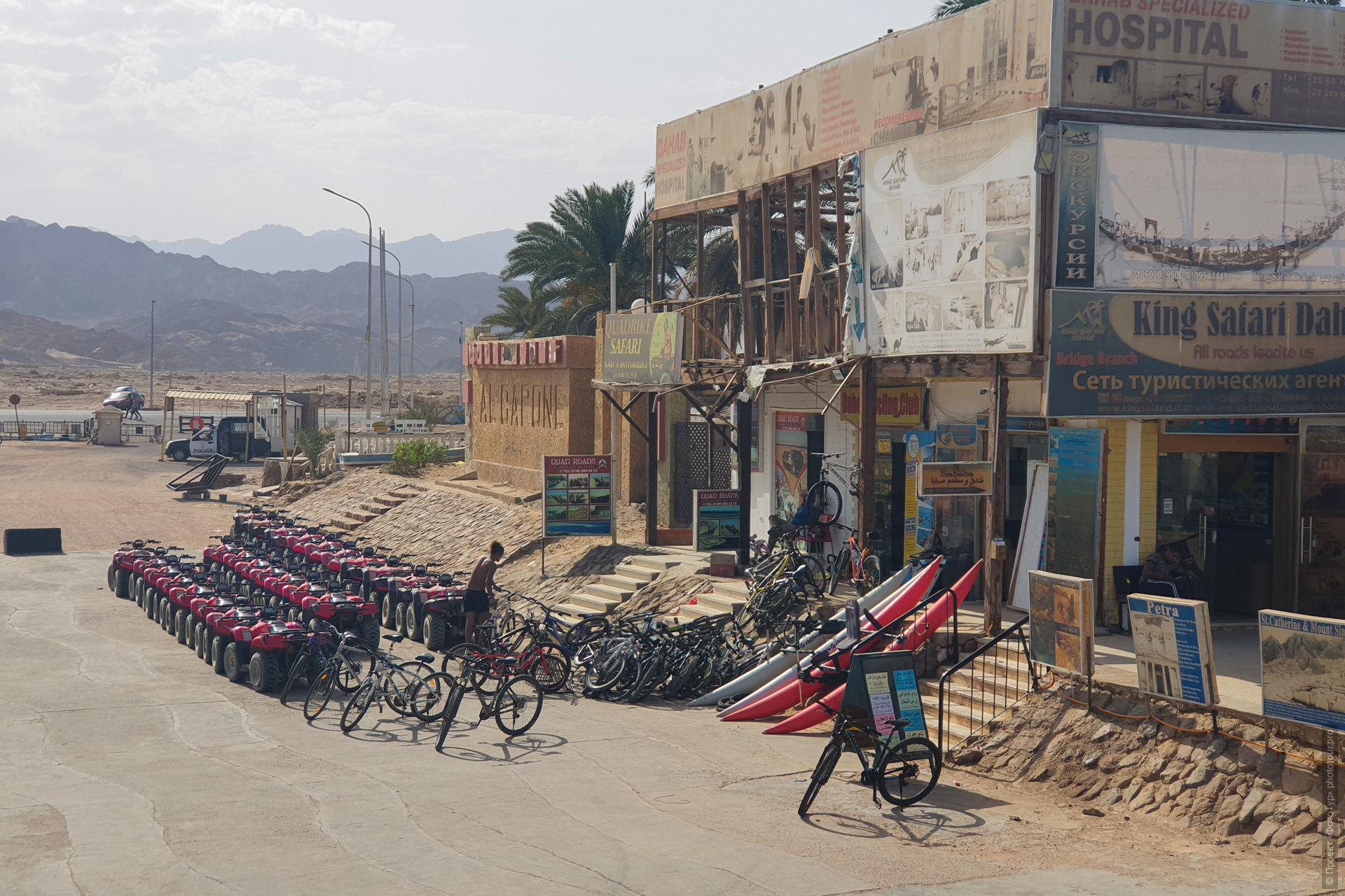Пункт проката квадроциклов и велосипедов на Лайт Хаузе в Дахабе в Рамадан, Синай, Египет.
