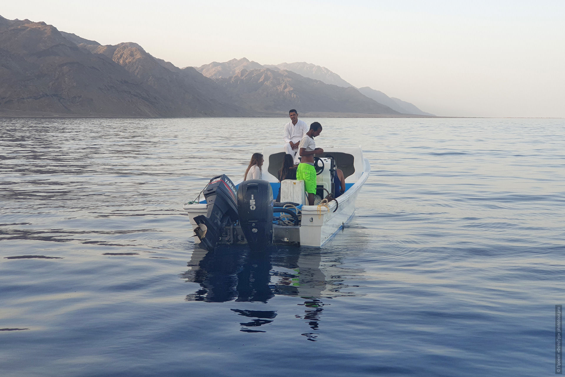 Моторная лодка из Рас Абу Галум в Дахаб, дорога морем до Дахаба, Синай.