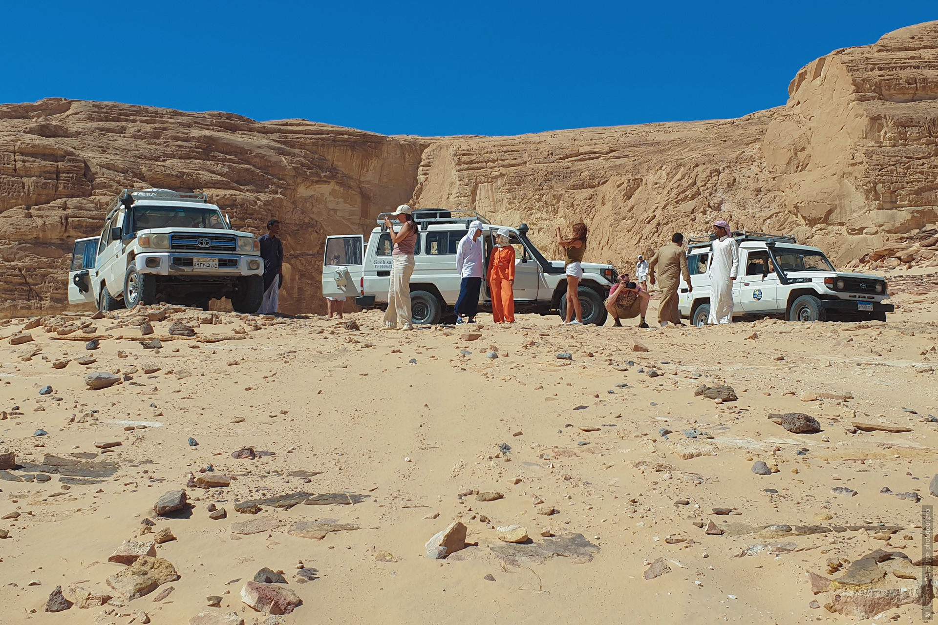 Команда водителей-бедуинов на туре по Синайской Пустыне с группой Проекта ФотоТур, Египет.