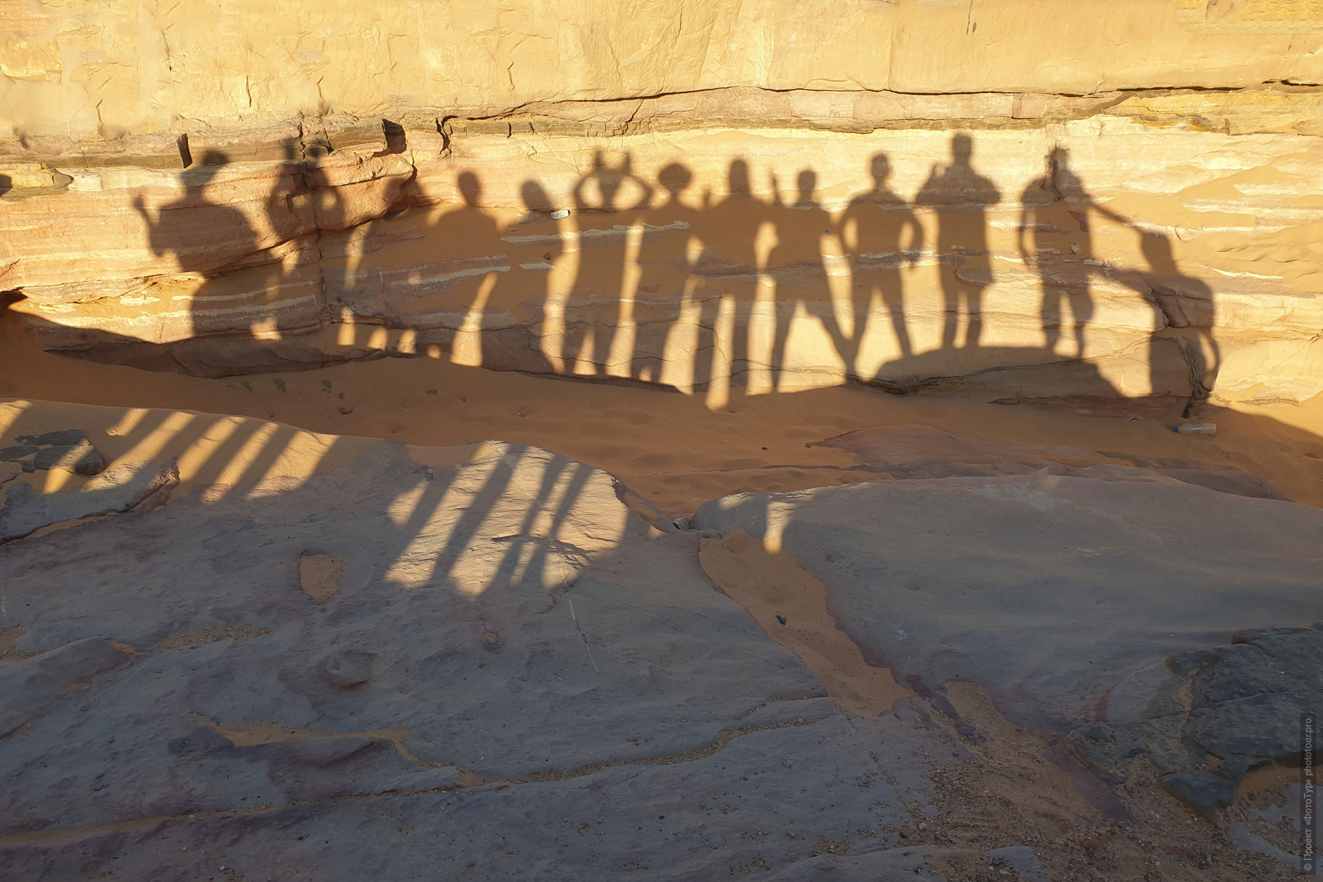 Наши тени в Синайской Пустыне, йога тур Студии Медитации Яна Тиана в Дахабе, сентябрь 2021 года.