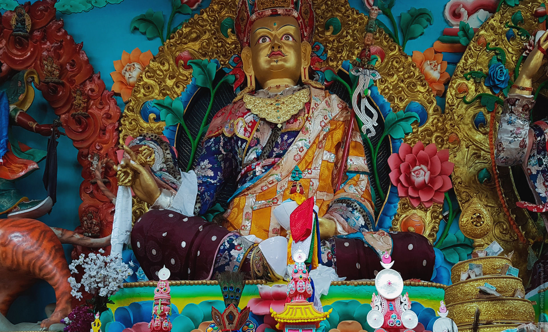 Фигура Гуру Падмасамбхавы в буддийском монастыре ТукТук Гонпа, Ладакх, Гималаи, Северная Индия.