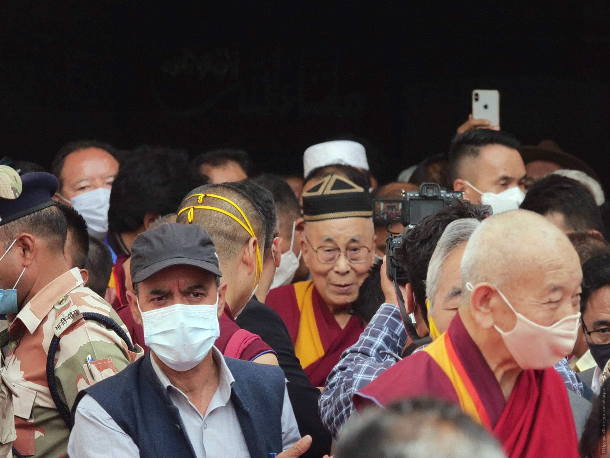 Его Святейшество Далай Лама в головном уборе сунниов, Лех, Ладакх, июль 2022 года.