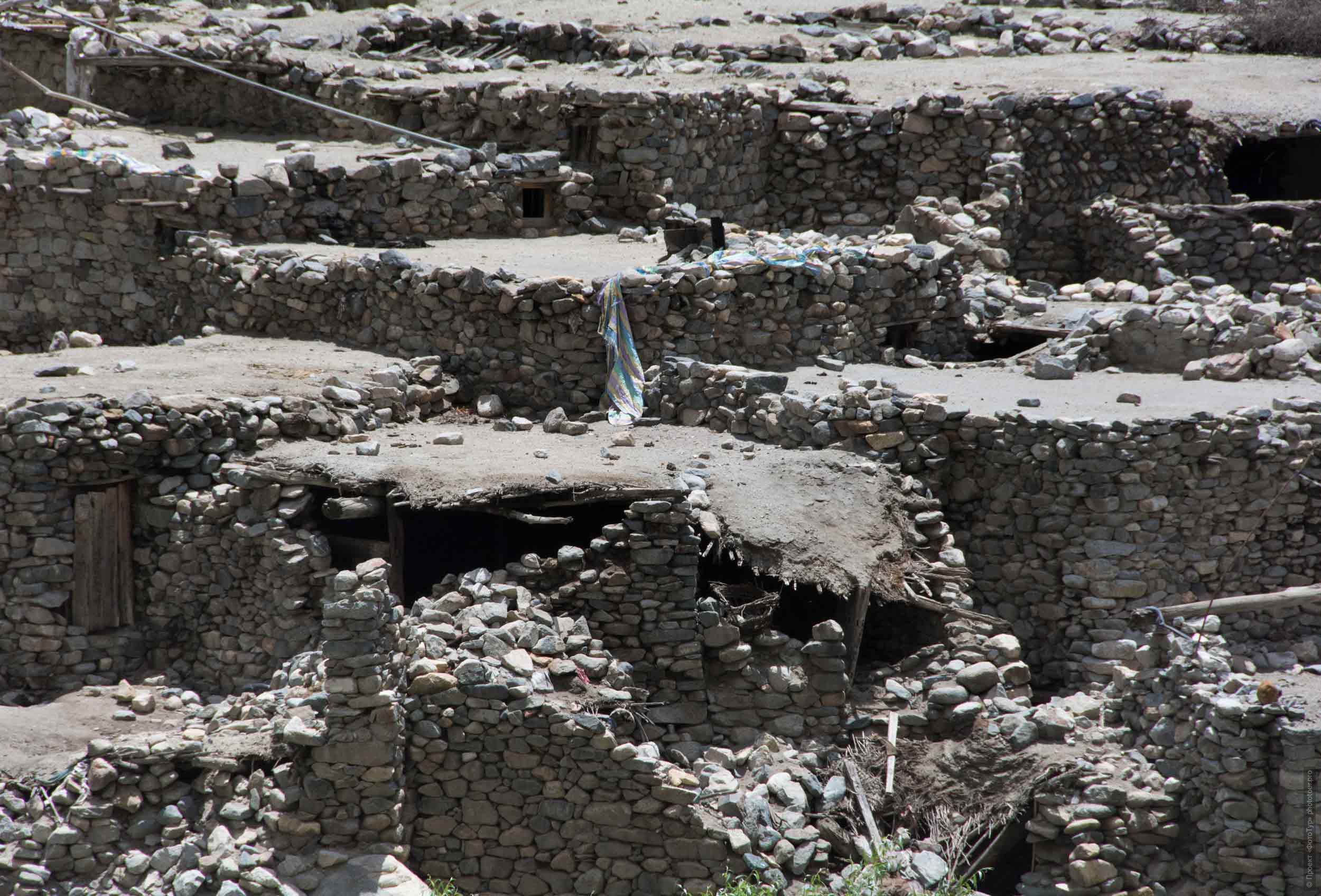 Каменные кладки деревни Хану Екма. Йога тур по Ладакху: Танец Цам в Дак-Ток, арийское ущелье Да Хану, 4 августа - 15 августа 2022 года.