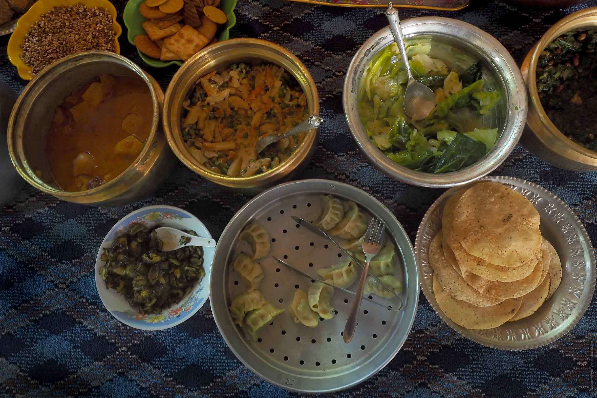 Блюда национальной кухни в деревне Донкар, ущелье Да Ханну, Индия.