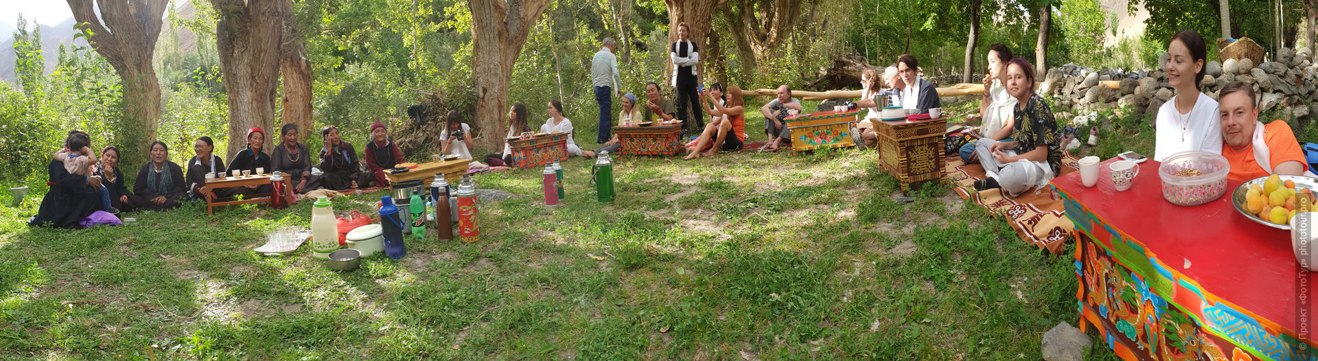 Пикник в деревне Донкар возле реки, Да Хану, Ладакх, Индия.