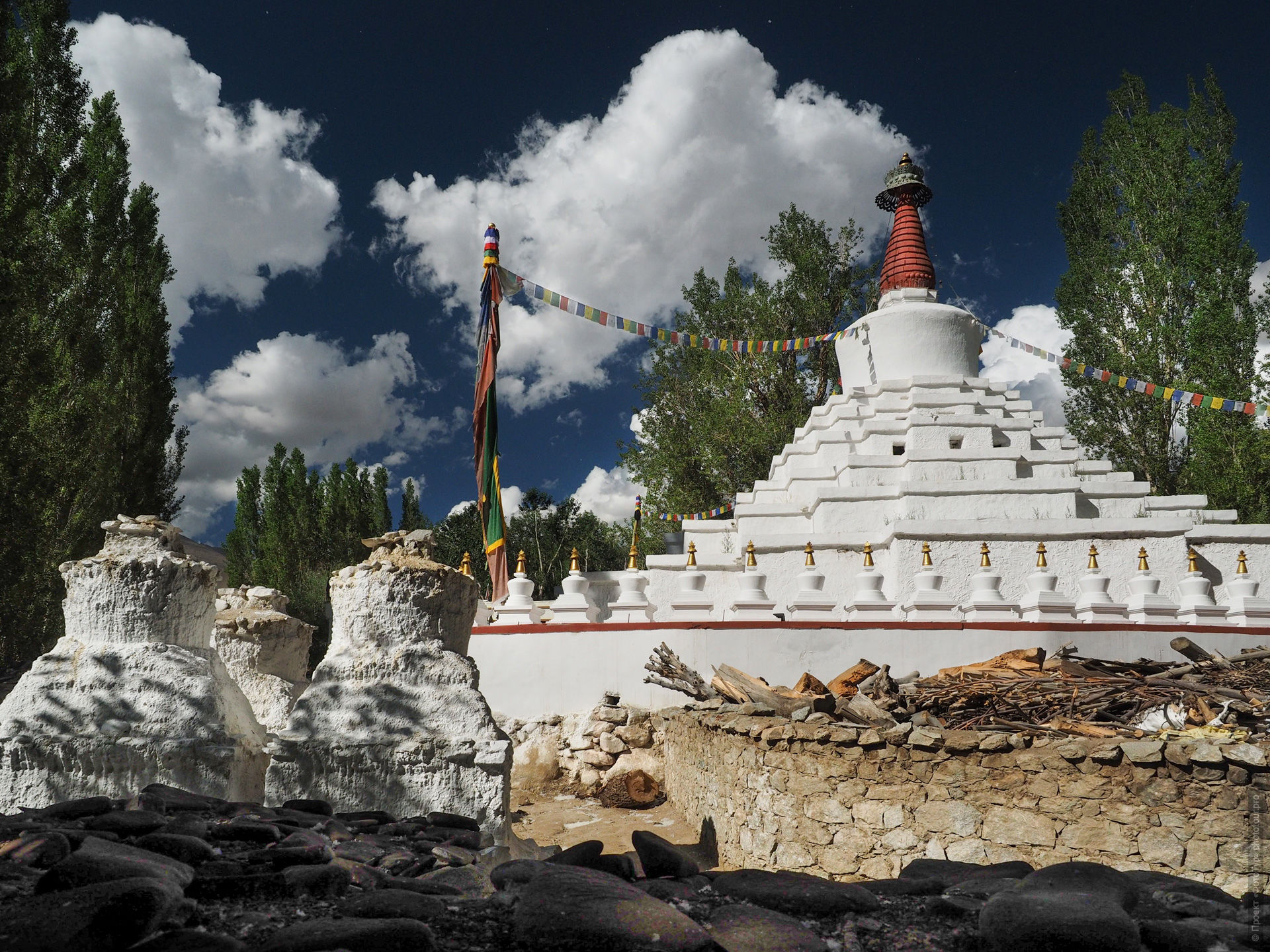Gomang Stupa photo, Gomang Stupa Leh photos, Gomang Stupa Changspa photos, Gomang Stupa Ladakh photography, Tashi Gomang stupa photos, many doorways stupa photos, Thousand Doors Stupa Leh photos, Wisdom Stupa Leh photos, Changspa Leh stupa photos, white stupa Leh photos