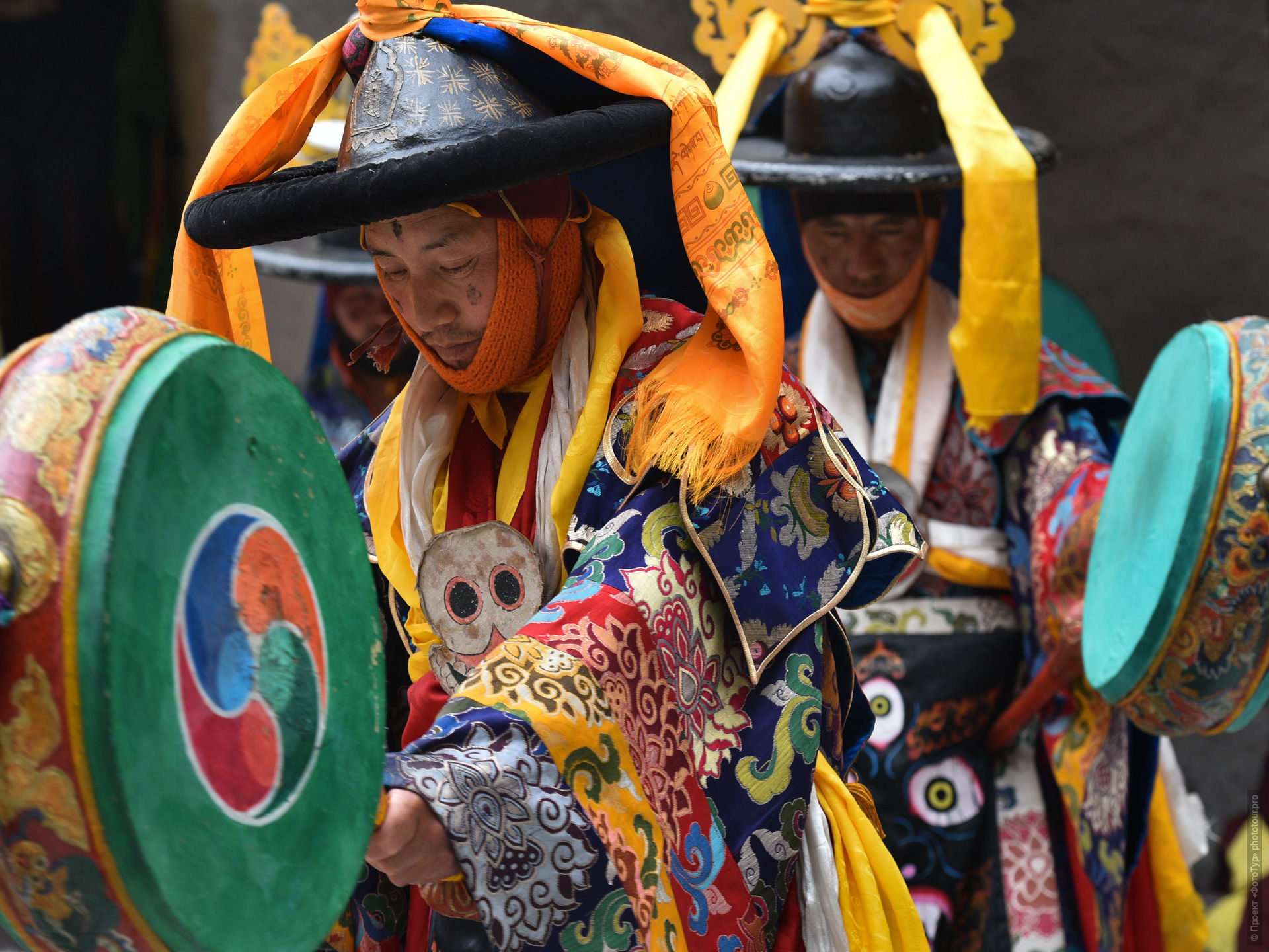������ ��������� ����� � ���������� rnga cham �� ����� ����. Tibetan cham dance with ritual drums in Ladakh monastery.