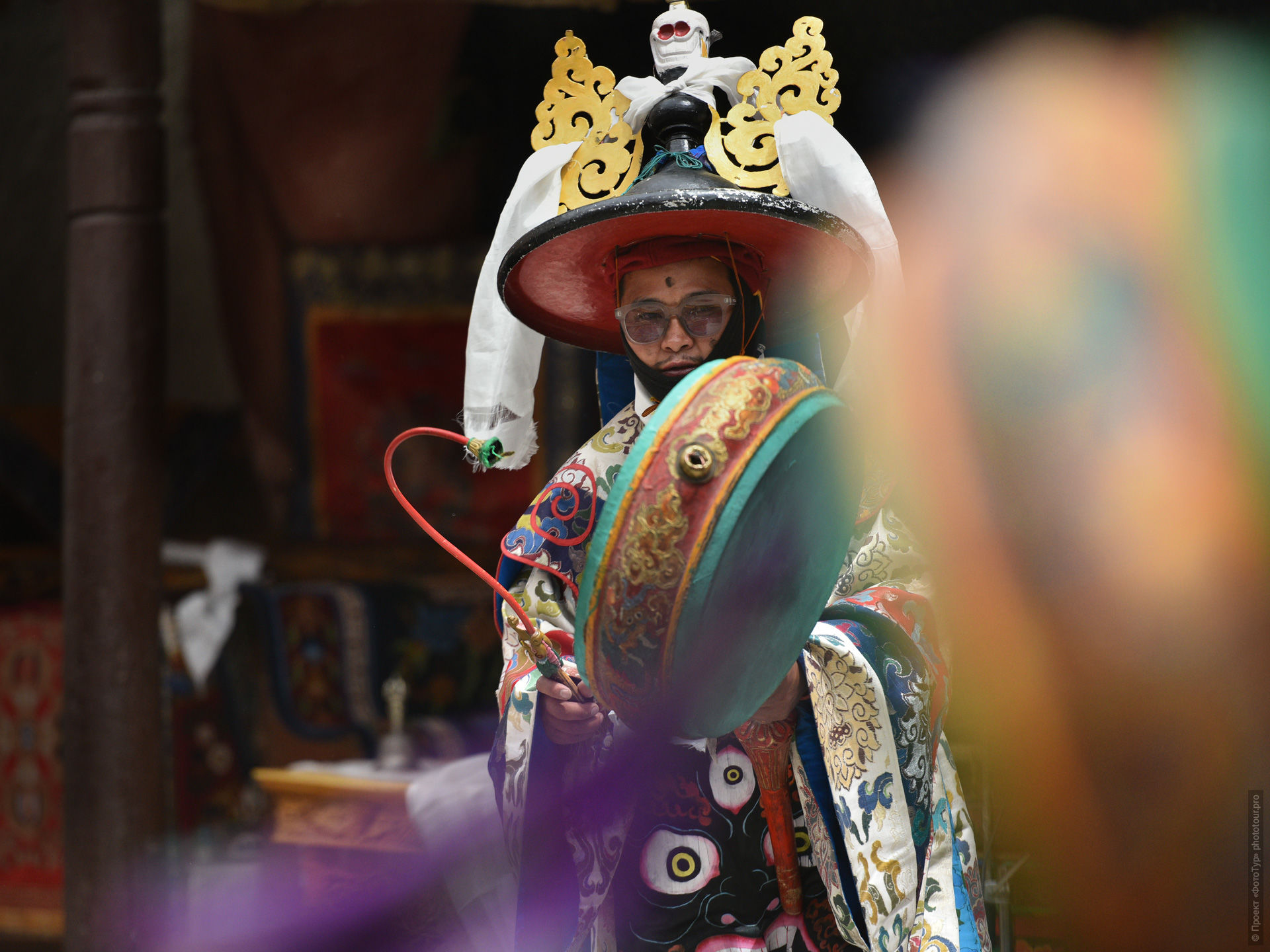 ���������� ������ � ���������� �� ����� ����������� ����� ���. Monks performing rnga cham drum dance during Cham festival.