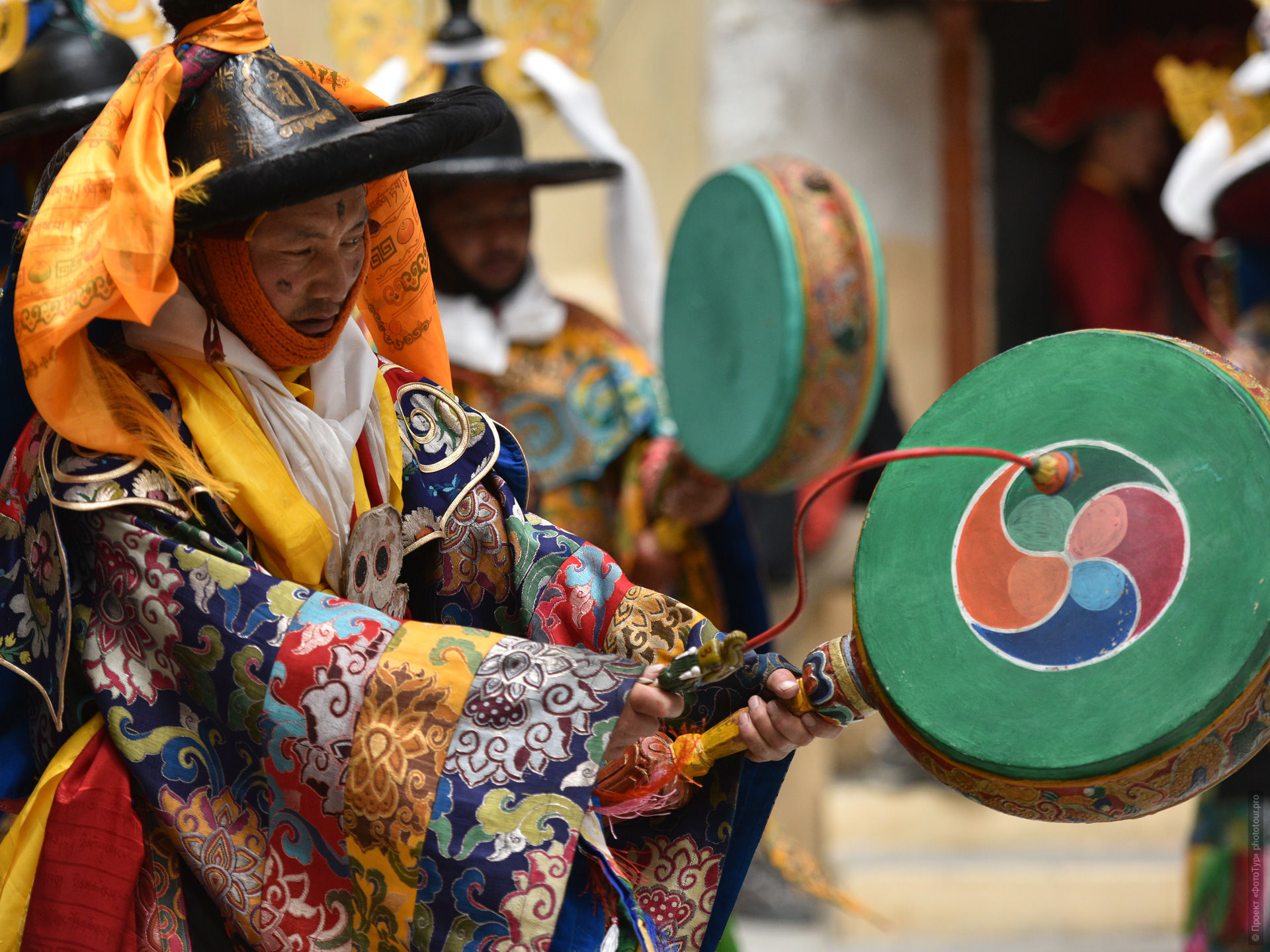 ���������� ����� ��� � ���������� � ���������� ���������. Cham dance with hand drums Ladakh Himalayas.