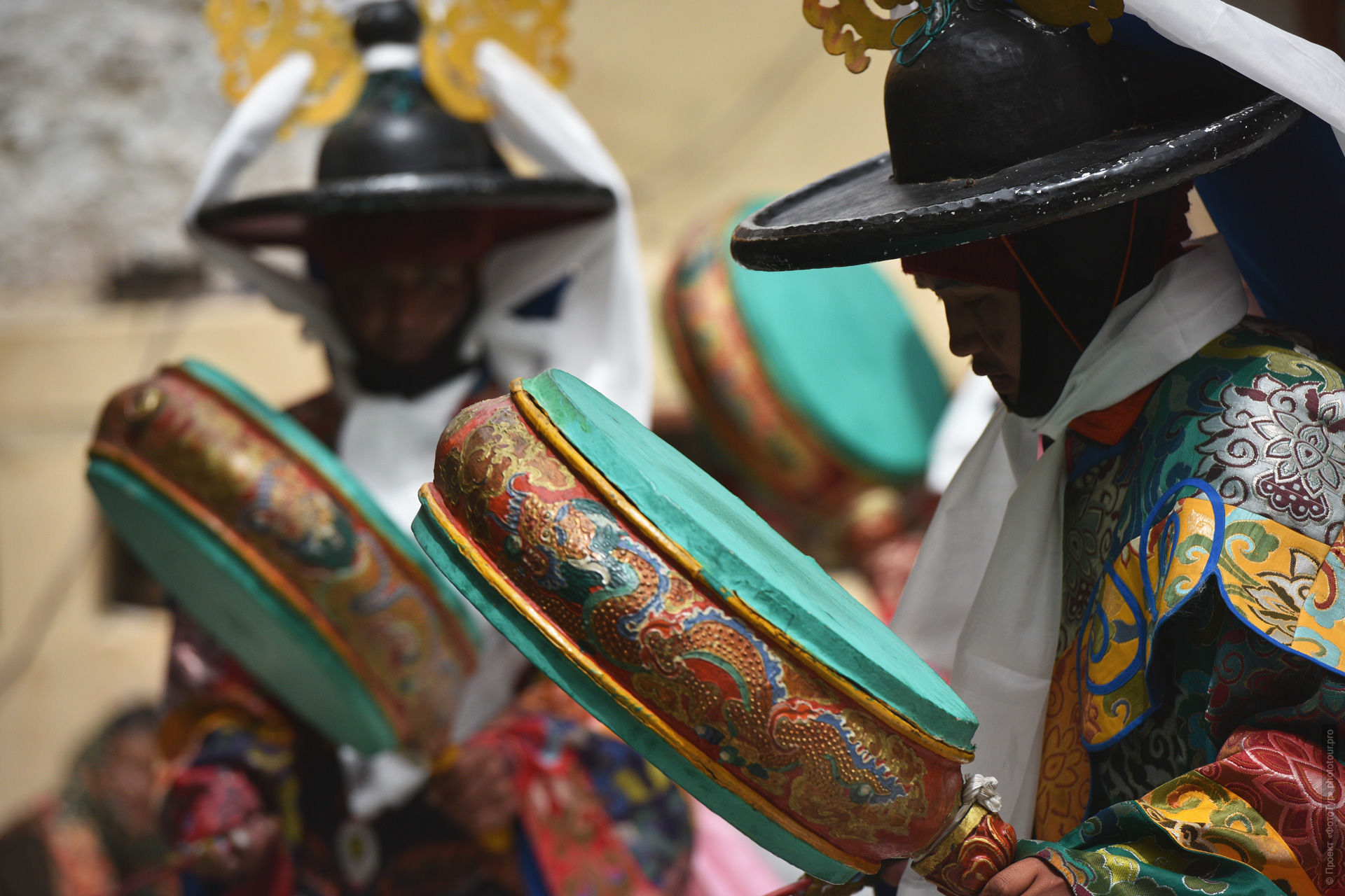 ������ ��������� rnga cham � ����� ��������� � ����. Tibetan monks performing ritual drum dance cham.