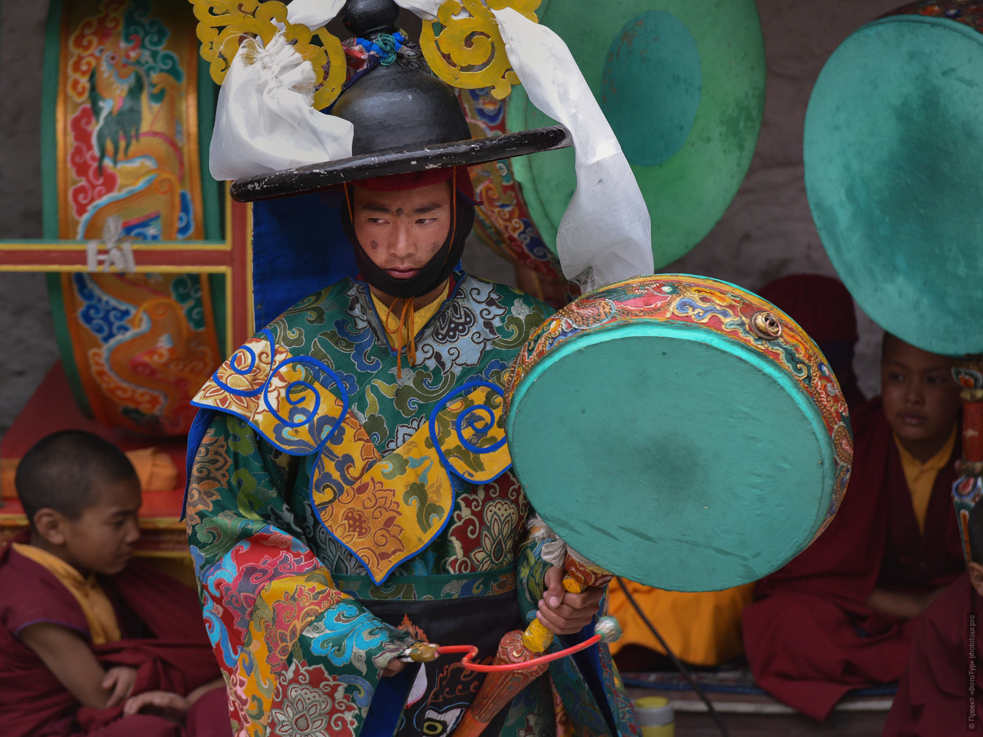 ����� � ���������� � �������� ���, ������ �������. Buddhist monks performing cham drum dance in Ladakh.